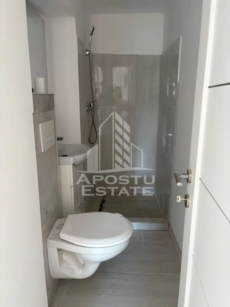 Apartament 1 camera, renovat in curte cu 1 singur vecin, Girocului - APOSTU ESTATE vă propune spre vânzare un apartament cu 1 cameră, decomandat, complet renovat în 2025, situat într-o curte comună extrem de liniștită, cu doar un singur vecin, pe strada Archidava, în zona Girocului din Timisoara 

Această proprietate este alegerea ideală atât pentru locuință proprie, cât și pentru investiție, datorită poziției excelente, în apropierea centrului universitar și a principalelor puncte de interes din oraș.

Hol de acces;
Cameră luminoasă și spațioasă;
Bucătărie;
Baie.

Renovare completă în anul 2025
Instalație electrică complet schimbată
Instalație sanitară nouă
Geamuri termopan
Izolație exterioară
Bucătărie parțial mobilată.
Acoperis complet schimbat

Se vinde parțial mobilat și utilat, fiind pregătit pentru mutare imediată.
Curte comună cu doar un singur vecin – mai multă liniște și intimitate;
La câteva minute de Centrul Universitar, aproape de Spitalul Clinic Județean, acces rapid la mijloace de transport în comun;
În apropierea magazinelor, farmaciilor și a tuturor facilităților necesare. 

Agentia imobiliara Apostu Estate va ofera consultanta bancara gratuita prin intermediul colaboratorilor nostri pentru alegerea celui mai potrivit tip de credit, astfel incat tu sa devi noul proprietar al acestui apartament.
Va asteptam cu drag la o vizionare!