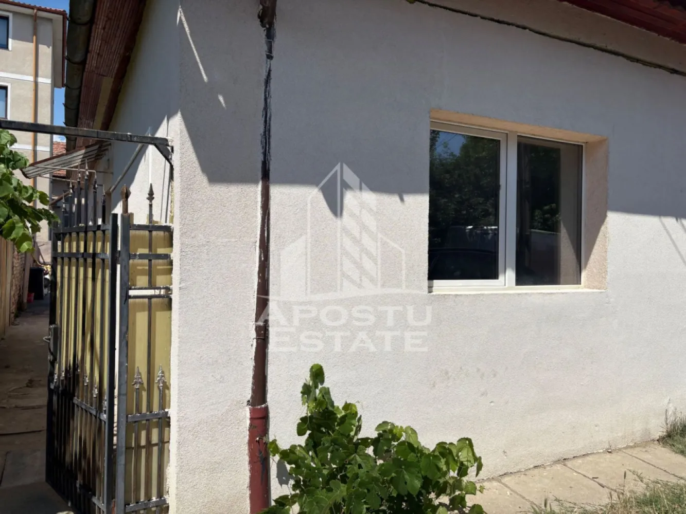 Apartament 1 camera, renovat in curte cu 1 singur vecin, Girocului - APOSTU ESTATE vă propune spre vânzare un apartament cu 1 cameră, decomandat, complet renovat în 2025, situat într-o curte comună extrem de liniștită, cu doar un singur vecin, pe strada Archidava, în zona Girocului din Timisoara 

Această proprietate este alegerea ideală atât pentru locuință proprie, cât și pentru investiție, datorită poziției excelente, în apropierea centrului universitar și a principalelor puncte de interes din oraș.

Hol de acces;
Cameră luminoasă și spațioasă;
Bucătărie;
Baie.

Renovare completă în anul 2025
Instalație electrică complet schimbată
Instalație sanitară nouă
Geamuri termopan
Izolație exterioară
Bucătărie parțial mobilată.
Acoperis complet schimbat

Se vinde parțial mobilat și utilat, fiind pregătit pentru mutare imediată.
Curte comună cu doar un singur vecin – mai multă liniște și intimitate;
La câteva minute de Centrul Universitar, aproape de Spitalul Clinic Județean, acces rapid la mijloace de transport în comun;
În apropierea magazinelor, farmaciilor și a tuturor facilităților necesare. 

Agentia imobiliara Apostu Estate va ofera consultanta bancara gratuita prin intermediul colaboratorilor nostri pentru alegerea celui mai potrivit tip de credit, astfel incat tu sa devi noul proprietar al acestui apartament.
Va asteptam cu drag la o vizionare!