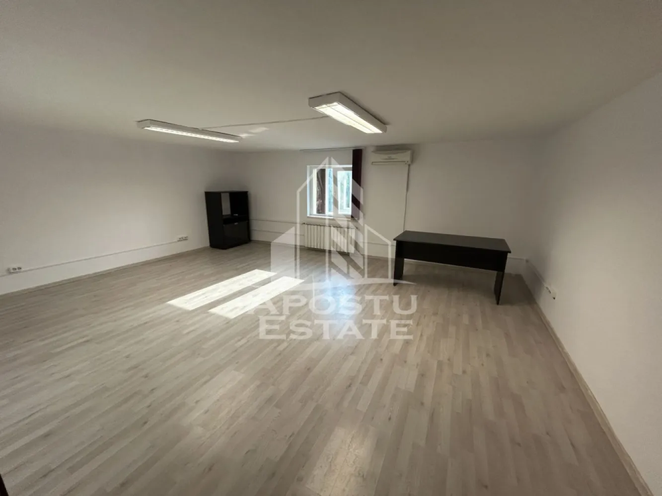 Spatiu pentru birouri de inchiriat, 120 mp, etajul 2, in Girocului - Agentia imobiliara Apostu Estate va propune spre inchiriere spatiu pretabil pentru activitati de birou, in zona Girocului Timisoara.

Spatiul este alcatuit din 4 incaperi cu acces separat din hol, unde se afla si grupul sanitar.
Contorizarea utilitatilor se face separat, dispune de centrala termica pe intreaga cladire.
Situat la etajul 2, intr-o cladire nerzidentiala, in zona apropiata de Parcul Lidia.

Pentru mai multe detalii sau pentru stabilirea unei vizionari nu ezitati sa ne contactati.
CP3231029