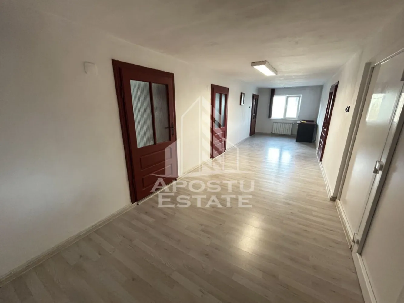 Spatiu pentru birouri de inchiriat, 120 mp, etajul 2, in Girocului - Agentia imobiliara Apostu Estate va propune spre inchiriere spatiu pretabil pentru activitati de birou, in zona Girocului Timisoara.

Spatiul este alcatuit din 4 incaperi cu acces separat din hol, unde se afla si grupul sanitar.
Contorizarea utilitatilor se face separat, dispune de centrala termica pe intreaga cladire.
Situat la etajul 2, intr-o cladire nerzidentiala, in zona apropiata de Parcul Lidia.

Pentru mai multe detalii sau pentru stabilirea unei vizionari nu ezitati sa ne contactati.
CP3231029