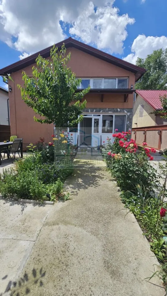 🏡 VILĂ INDIVIDUALĂ P+1 | 136 MP UTILI | TEREN 250 MP | CURTE AMENAJAT - Mută-te într-o casă gata de locuit, cu spațiu generos pentru întreaga familie!

Agentia Arhire Imobiliare va ofera spre vanzare o locuință spațioasă și bine compartimentată, situată în Pantelimon, pe Strada Tractorului, într-o zonă liniștită de case, cu acces direct din stradă asfaltată și toate facilitățile necesare în apropiere.

Dacă îți dorești confortul unei case individuale, o curte proprie și acces rapid către București, această proprietate din Pantelimon este alegerea ideală.

Situată într-o zonă rezidențială liniștită, pe stradă asfaltată, casa oferă 136 mp utili distribuiți eficient pe două niveluri, fiind perfectă pentru o familie care caută spațiu, intimitate și funcționalitate.

📐 Date principale

✔ Suprafață utilă: 136 mp

✔ Teren: 250 mp

✔ Curte liberă: aproximativ 114 mp

✔ Regim de înălțime: Parter + Etaj

✔ Construcție recepționată

✔ Centrală termică proprie

✔ Încălzire prin calorifere

✔ Se vinde complet utilată și parțial mobilată

Compartimentare inteligentă
Parter

✅ Living impresionant de peste 43 mp

✅ Bucătărie separată, complet mobilată și utilată

✅ Baie complet echipată

✅ Hol generos și casa scării

Etaj

✅ 3 dormitoare luminoase

✅ Baie complet utilată

✅ Hol

✅ Balcon

Dormitoarele se predau nemobilate, oferind posibilitatea amenajării după propriul gust.

🌳 Curte și exterior

Curtea este suficient de generoasă pentru relaxare, joacă sau petrecerea timpului cu familia și prietenii.

Beneficii suplimentare:

✔ Grătar zidit

✔ Placă de beton pregătită pentru foișor

✔ Debara închisă sub scară

✔ Spațiu pentru amenajare grădină, terasă sau loc de joacă

✔ Intimitate și liniște

📍 Localizare excelentă
Magazine la aproximativ 2 minute de mers pe jos
Parc nou în curs de amenajare la aproximativ 5 minute
Școală la 10-15 minute
Stația de metrou Pantelimon la aproximativ 25 minute
Acces rapid către București și principalele artere de circulație

Zona este în continuă dezvoltare, ceea ce reprezintă un avantaj atât pentru locuire, cât și pentru investiție.

De ce merită această proprietate?

✅ Casă individuală, nu duplex

✅ Living foarte mare și luminos

✅ 3 dormitoare

✅ 2 băi

✅ Curte proprie

✅ Utilități complete

✅ Mutare imediată

✅ Raport foarte bun între suprafață, teren și preț

Se accepta credit ipotecar 

Pret Vanzare : 165000 Euro Negociabil.

Va asteptam la vizionare