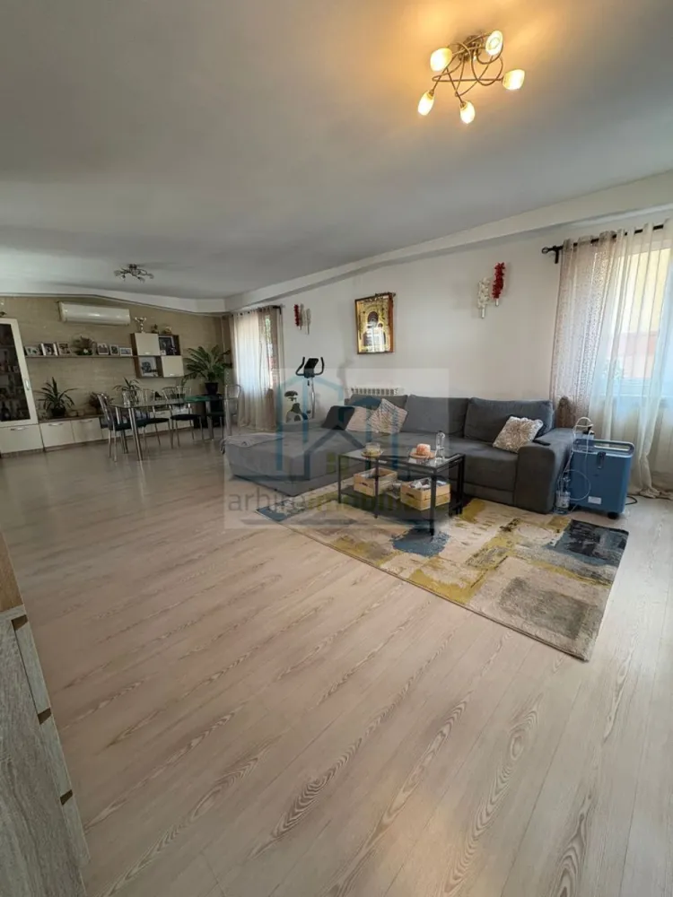 🏡 VILĂ INDIVIDUALĂ P+1 | 136 MP UTILI | TEREN 250 MP | CURTE AMENAJAT - Mută-te într-o casă gata de locuit, cu spațiu generos pentru întreaga familie!

Agentia Arhire Imobiliare va ofera spre vanzare o locuință spațioasă și bine compartimentată, situată în Pantelimon, pe Strada Tractorului, într-o zonă liniștită de case, cu acces direct din stradă asfaltată și toate facilitățile necesare în apropiere.

Dacă îți dorești confortul unei case individuale, o curte proprie și acces rapid către București, această proprietate din Pantelimon este alegerea ideală.

Situată într-o zonă rezidențială liniștită, pe stradă asfaltată, casa oferă 136 mp utili distribuiți eficient pe două niveluri, fiind perfectă pentru o familie care caută spațiu, intimitate și funcționalitate.

📐 Date principale

✔ Suprafață utilă: 136 mp

✔ Teren: 250 mp

✔ Curte liberă: aproximativ 114 mp

✔ Regim de înălțime: Parter + Etaj

✔ Construcție recepționată

✔ Centrală termică proprie

✔ Încălzire prin calorifere

✔ Se vinde complet utilată și parțial mobilată

Compartimentare inteligentă
Parter

✅ Living impresionant de peste 43 mp

✅ Bucătărie separată, complet mobilată și utilată

✅ Baie complet echipată

✅ Hol generos și casa scării

Etaj

✅ 3 dormitoare luminoase

✅ Baie complet utilată

✅ Hol

✅ Balcon

Dormitoarele se predau nemobilate, oferind posibilitatea amenajării după propriul gust.

🌳 Curte și exterior

Curtea este suficient de generoasă pentru relaxare, joacă sau petrecerea timpului cu familia și prietenii.

Beneficii suplimentare:

✔ Grătar zidit

✔ Placă de beton pregătită pentru foișor

✔ Debara închisă sub scară

✔ Spațiu pentru amenajare grădină, terasă sau loc de joacă

✔ Intimitate și liniște

📍 Localizare excelentă
Magazine la aproximativ 2 minute de mers pe jos
Parc nou în curs de amenajare la aproximativ 5 minute
Școală la 10-15 minute
Stația de metrou Pantelimon la aproximativ 25 minute
Acces rapid către București și principalele artere de circulație

Zona este în continuă dezvoltare, ceea ce reprezintă un avantaj atât pentru locuire, cât și pentru investiție.

De ce merită această proprietate?

✅ Casă individuală, nu duplex

✅ Living foarte mare și luminos

✅ 3 dormitoare

✅ 2 băi

✅ Curte proprie

✅ Utilități complete

✅ Mutare imediată

✅ Raport foarte bun între suprafață, teren și preț

Se accepta credit ipotecar 

Pret Vanzare : 165000 Euro Negociabil.

Va asteptam la vizionare