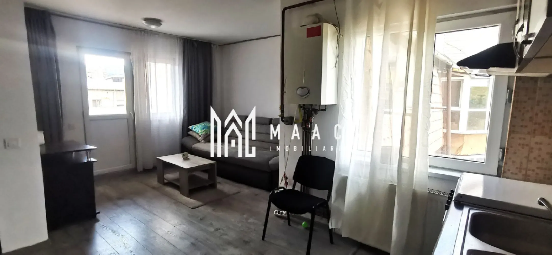 Apartament 2 camere | 52.25 mp utili | Balcon | Nord - Maac Imobiliare prezintă spre vânzare un apartament tip mansardă, cochet și bine compartimentat, situat la etajul 5 al unui imobil din cartierul Nord, Râmnicu Vâlcea – o zonă apreciată, cu toate facilitățile la îndemână.

 Locație ideală, în proximitatea magazinelor, școlilor, grădinițelor, mijloacelor de transport în comun și zonelor verzi, perfectă pentru un stil de viață confortabil.

 Compartimentare funcțională:

Living spațios cu bucătărie open space

Dormitor luminos și bine proporționat

Baie cu aerisire naturală

Hol de intrare

Balcon

 Detalii suplimentare:

Suprafață utilă: 52,25 mp

Etaj: 5 din 5

Lumină naturală din abundență

Zonă liniștită și bine cotată

 Ideal atât pentru locuit, cât și pentru investiție în regim hotelier/Airbnb, datorită poziționării excelente, aproape de centru și de toate facilitățile urbane.

 Pentru mai multe detalii sau pentru a programa o vizionare, vă rugăm să menționați telefonic ID-ul anunțului: CP3052342