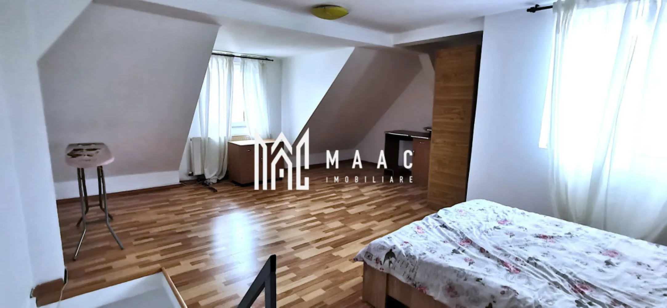 Apartament 2 camere | 52.25 mp utili | Balcon | Nord - Maac Imobiliare prezintă spre vânzare un apartament tip mansardă, cochet și bine compartimentat, situat la etajul 5 al unui imobil din cartierul Nord, Râmnicu Vâlcea – o zonă apreciată, cu toate facilitățile la îndemână.

 Locație ideală, în proximitatea magazinelor, școlilor, grădinițelor, mijloacelor de transport în comun și zonelor verzi, perfectă pentru un stil de viață confortabil.

 Compartimentare funcțională:

Living spațios cu bucătărie open space

Dormitor luminos și bine proporționat

Baie cu aerisire naturală

Hol de intrare

Balcon

 Detalii suplimentare:

Suprafață utilă: 52,25 mp

Etaj: 5 din 5

Lumină naturală din abundență

Zonă liniștită și bine cotată

 Ideal atât pentru locuit, cât și pentru investiție în regim hotelier/Airbnb, datorită poziționării excelente, aproape de centru și de toate facilitățile urbane.

 Pentru mai multe detalii sau pentru a programa o vizionare, vă rugăm să menționați telefonic ID-ul anunțului: CP3052342