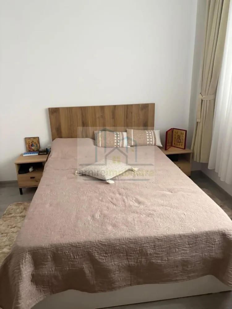 Apartament 2 camere | Bloc nou 2026 | Luminos | Încălzire pardoseală | - ✨ Apartament 2 camere modern | Bloc nou 2026 | Str. Ghetu Anghel nr. 100, Sector 3 ✨

ArhireImobiliare vă propune spre vânzare un apartament de 2 camere decomandat, situat într-un imobil nou, finalizat în 2026, într-o zonă în plină dezvoltare din Sector 3 – Strada Ghetu Anghel nr. 100. O alegere ideală atât pentru locuire, cât și pentru investiție sigură.

🏡 Detalii proprietate
Suprafață utilă: 48 mp
Etaj: 3/4 (cu lift)
Bloc nou, finalizat în 2026
Compartimentare decomandată, eficient gândită
✨ Dotări și finisaje premium
Încălzire în pardoseală – confort sporit în orice sezon
Ferestre tripan – izolare termică și fonică superioară
Bucătărie mobilată și utilată
Dormitor mobilat (pat + saltea)
Baie complet echipată
Spații bine optimizate + lumină naturală pe tot parcursul zilei
📍 Localizare & accesibilitate
10–12 minute până la metrou Republica
Acces facil STB: 253, 330, 103 + N104
Conectivitate rapidă către Pallady, Titan și Industriilor
Magazine și facilități la doar 5–6 minute distanță
⭐ Avantaje cheie

✔ Bloc nou – costuri reduse de întreținere
✔ Încălzire în pardoseală – confort modern
✔ Geamuri tripan – liniște și eficiență energetică
✔ Etaj intermediar – echilibru termic optim
✔ Apartament gata de locuit sau închiriat imediat

💰 Preț vânzare: 99.900 € (ușor negociabil)
🚫 COMISION 0% pentru cumpărător

📞 Te așteptăm la vizionare pentru a descoperi un apartament modern, eficient și pregătit pentru mutare imediată.
