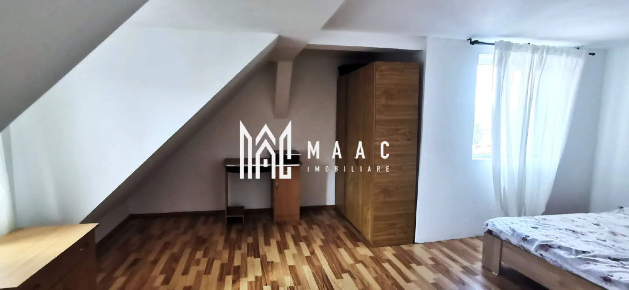 Apartament 2 camere | 52.25 mp utili | Balcon | Nord - Maac Imobiliare prezintă spre vânzare un apartament tip mansardă, cochet și bine compartimentat, situat la etajul 5 al unui imobil din cartierul Nord, Râmnicu Vâlcea – o zonă apreciată, cu toate facilitățile la îndemână.

 Locație ideală, în proximitatea magazinelor, școlilor, grădinițelor, mijloacelor de transport în comun și zonelor verzi, perfectă pentru un stil de viață confortabil.

 Compartimentare funcțională:

Living spațios cu bucătărie open space

Dormitor luminos și bine proporționat

Baie cu aerisire naturală

Hol de intrare

Balcon

 Detalii suplimentare:

Suprafață utilă: 52,25 mp

Etaj: 5 din 5

Lumină naturală din abundență

Zonă liniștită și bine cotată

 Ideal atât pentru locuit, cât și pentru investiție în regim hotelier/Airbnb, datorită poziționării excelente, aproape de centru și de toate facilitățile urbane.

 Pentru mai multe detalii sau pentru a programa o vizionare, vă rugăm să menționați telefonic ID-ul anunțului: CP3052342