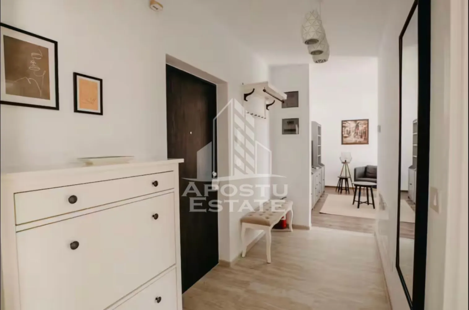 Apartament cu 2 camere de inchiriat, Iris, Aradului, Timisoara - Agentia imobiliara APOSTU ESTATE va propune spre inchiriere un apartament cu 2 camere, spatios si luminos, situat in zona Aradului , o zona linistita si bine pozitionata din Timisoara, potrivit pentru cupluri,familii, sau studenti care isi doresc o locuinta unde sa se simta confortabil si cu acces facil catre scoli, statii de autobuz, supermarketuri , magazine de zona, parcuri.

Suprafata utila: 54 mp
Compartimentare eficienta:
-Hol de acces generos
-Bucatarie complet mobilata si utilata, cu loc de luat masa
-Living luminos si spatios
-Dormitor mobilat si utilat
-Baie prevazuta cu dus 
-Balcon

Confort si facilitati:
-Incalzirea apartamentului: centrala proprie cu încălzire in pardoseala 
-Apartamentul este complet mobilat si utilat
-Loc de parcare inclus in pret 

Localizare:
-Timis,Timisoara, zona Aradului – acces facil spre magazine, supermarketul Lidl, scoli, parcuri si mijloace de transport in comun.

Ideal pentru:
-Cupluri
-persoane singure 

Pret chirie lunara: 450 euro 
Programeaza o vizionare pentru a-ti putea imagina viitorul aici!
ID intern: CP3230880