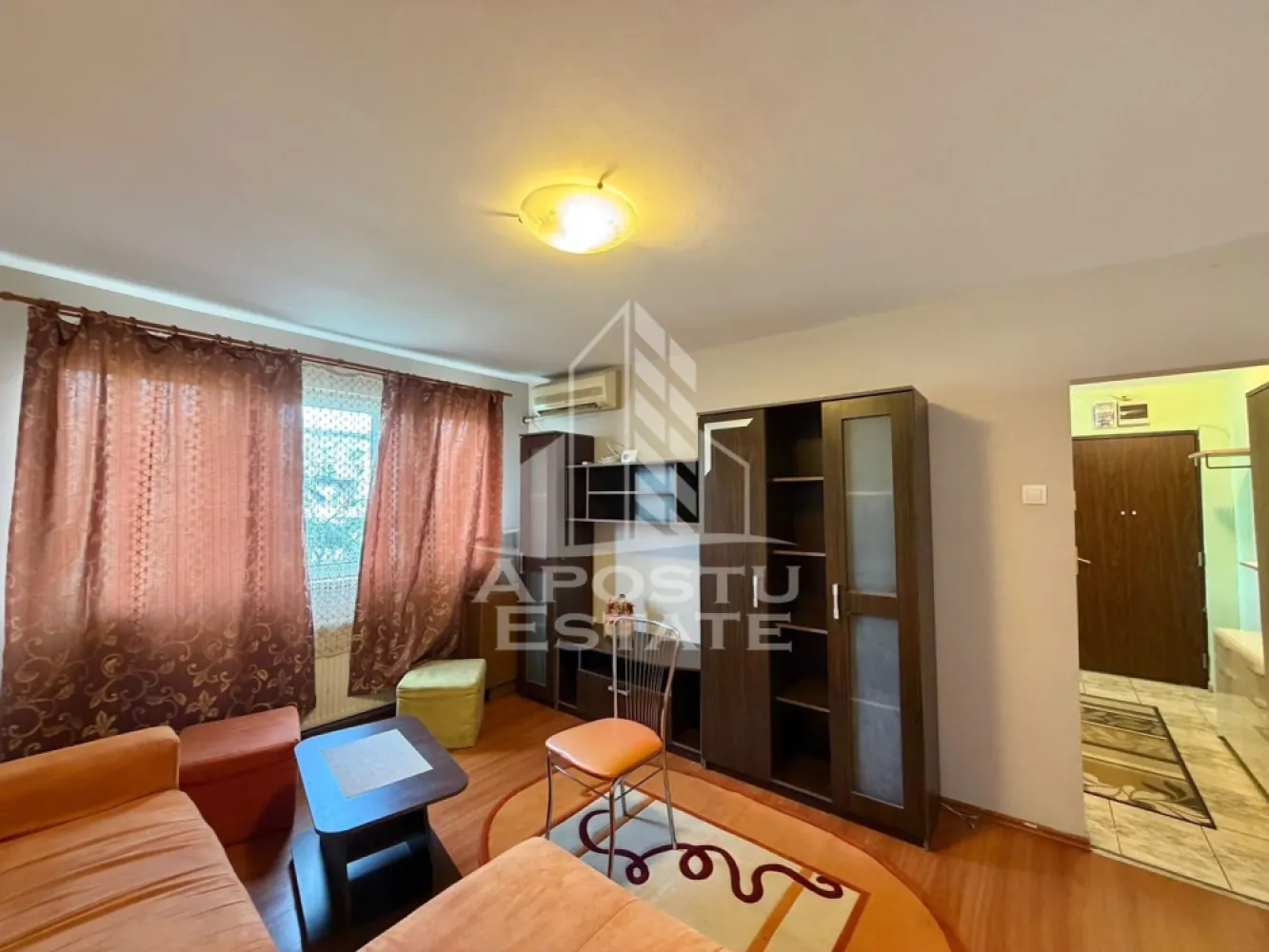 Apartament cu 3 camere de inchiriat, centrala, zona Cetatii, Timisoara - Agentia imobiliara APOSTU ESTATE va propune spre inchiriere un apartament cu 3 camere spatios si luminos, situat in zona Cetatii, potrivit pentru persoane singure,cupluri sau familii la inceput de drum care isi doresc o locuinta confortabila si primitoare
Suprafata utila: 60 mp

Compartimentare eficienta:
-Hol de acces
-Bucatarie inchisa complet mobilata si utilata, 
-Dormitoare complet mobilate si utilate
-Baie prevazuta cu cada

Confort si facilitati:
-Masina de spalat rufe
-Incalzirea apartamentului: centrala proprie (incalzire prin calorifere)

Localizare:
-Timisoara, zona Cetatii, proximitatea supermarketuri, farmacii, scoli

Ideal pentru:
-Persoane singure
-Cupluri
-Familii la inceput de drum

Disponibilitate: imediata
Pret chirie lunara: 450 EURO usor negociabil
Programeaza o vizionare pentru a-ti putea imagina viitorul aici!
ID intern: CP3230770