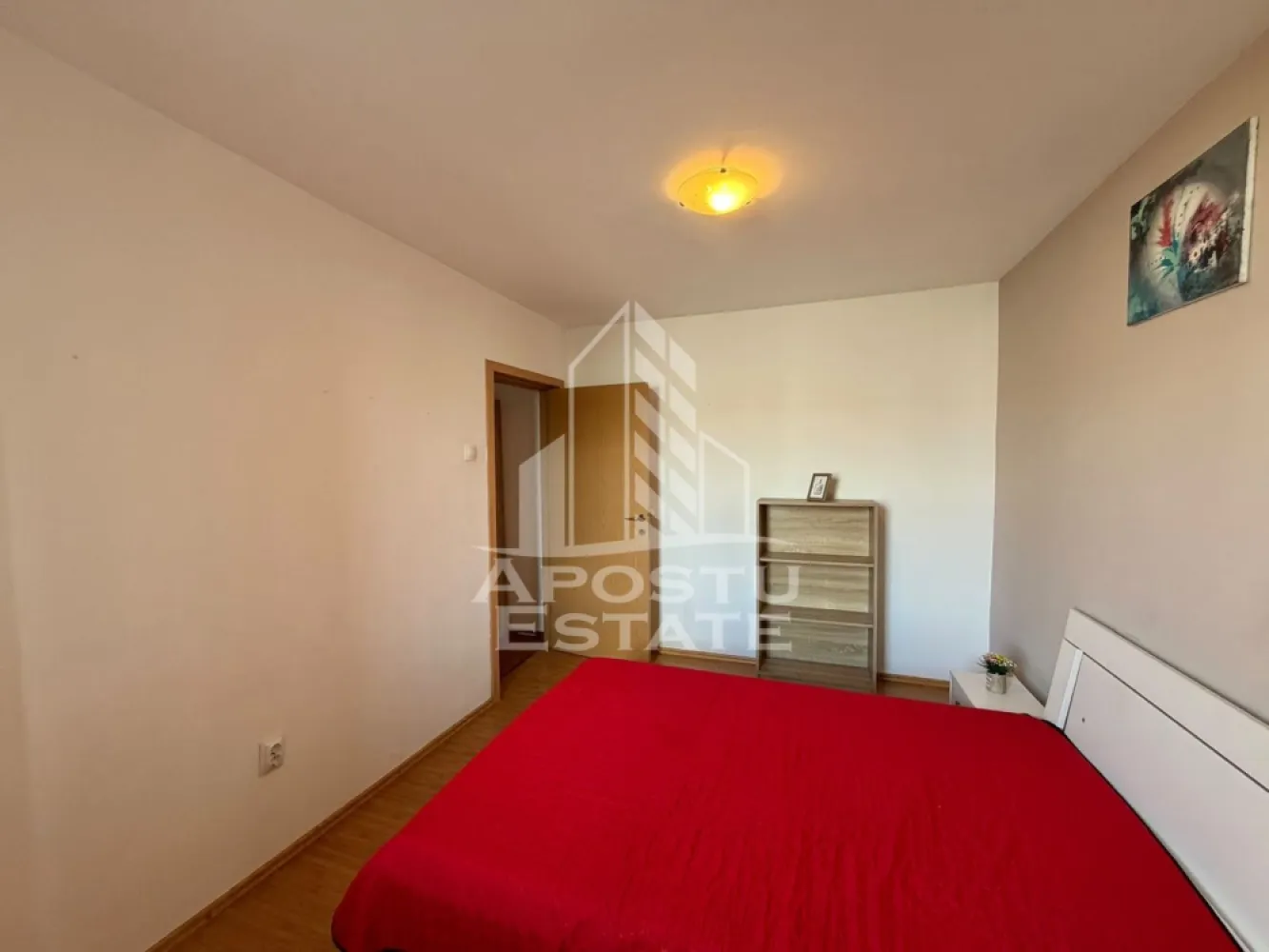 Apartament cu 3 camere de inchiriat, centrala, zona Cetatii, Timisoara - Agentia imobiliara APOSTU ESTATE va propune spre inchiriere un apartament cu 3 camere spatios si luminos, situat in zona Cetatii, potrivit pentru persoane singure,cupluri sau familii la inceput de drum care isi doresc o locuinta confortabila si primitoare
Suprafata utila: 60 mp

Compartimentare eficienta:
-Hol de acces
-Bucatarie inchisa complet mobilata si utilata, 
-Dormitoare complet mobilate si utilate
-Baie prevazuta cu cada

Confort si facilitati:
-Masina de spalat rufe
-Incalzirea apartamentului: centrala proprie (incalzire prin calorifere)

Localizare:
-Timisoara, zona Cetatii, proximitatea supermarketuri, farmacii, scoli

Ideal pentru:
-Persoane singure
-Cupluri
-Familii la inceput de drum

Disponibilitate: imediata
Pret chirie lunara: 450 EURO usor negociabil
Programeaza o vizionare pentru a-ti putea imagina viitorul aici!
ID intern: CP3230770