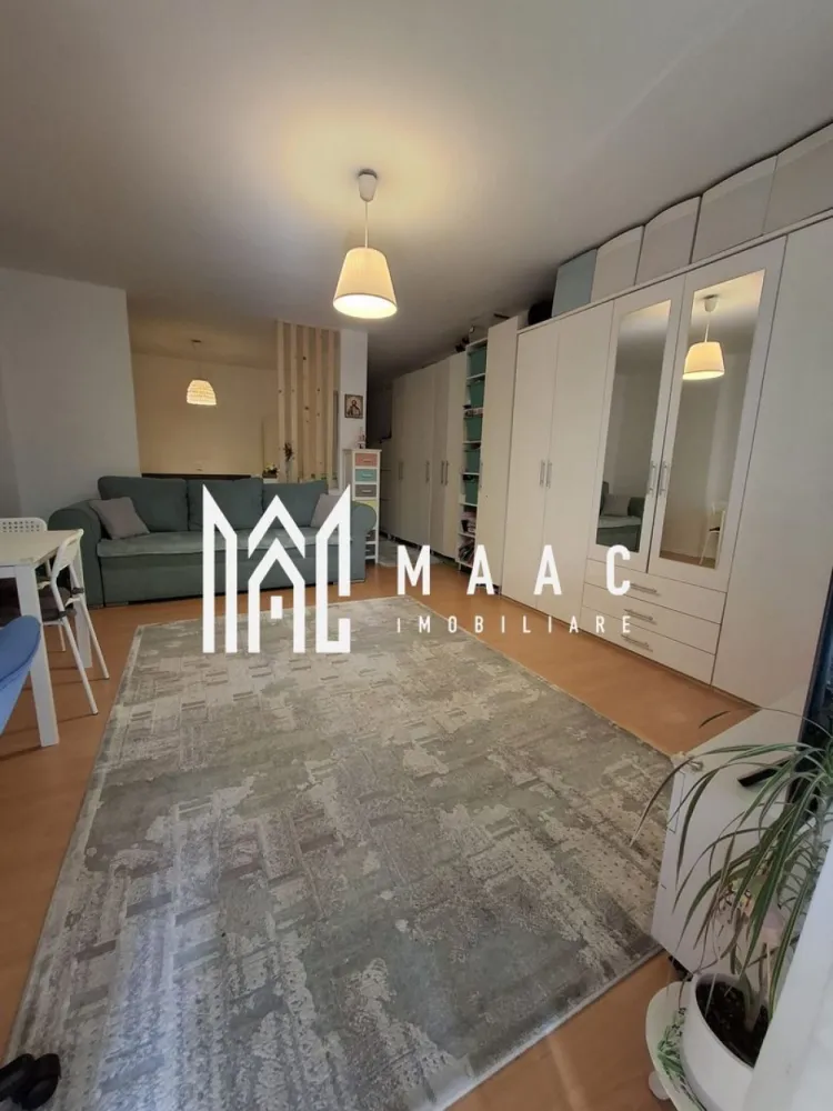 Apartament 2 camere | 47 mp | Zona Tilisca | - MAAC Imobiliare vă propune spre vânzare un apartament modern cu 2 camere, situat într-o zonă apreciată a orașului, în zona Belvedere.

Locuința are o suprafață utilă de 47 mp și este compartimentată eficient, oferind un spațiu confortabil și bine optimizat. Apartamentul se vinde complet mobilat și utilat modern, fiind pregătit pentru mutare imediată, fără investiții suplimentare.

Unul dintre principalele avantaje ale proprietății este accesul direct în grădină, ideal pentru relaxare, petrecerea timpului liber sau pentru familiile cu copii ori animale de companie.

Imobilul este amplasat într-o zonă liniștită, dar totodată bine conectată la punctele de interes ale orașului, oferind un echilibru perfect între confort și accesibilitate.

Caracteristici principale:
- 2 camere
- Suprafață utilă: 47 mp
- Mobilat și utilat modern
- Acces direct în grădină
- Zonă bună – Belvedere 
-Se vinde semimobilat
Pentru mai multe detalii sau pentru programarea unei vizionări, vă stăm cu drag la dispoziție!
Va rugam sa specificati CP3049265