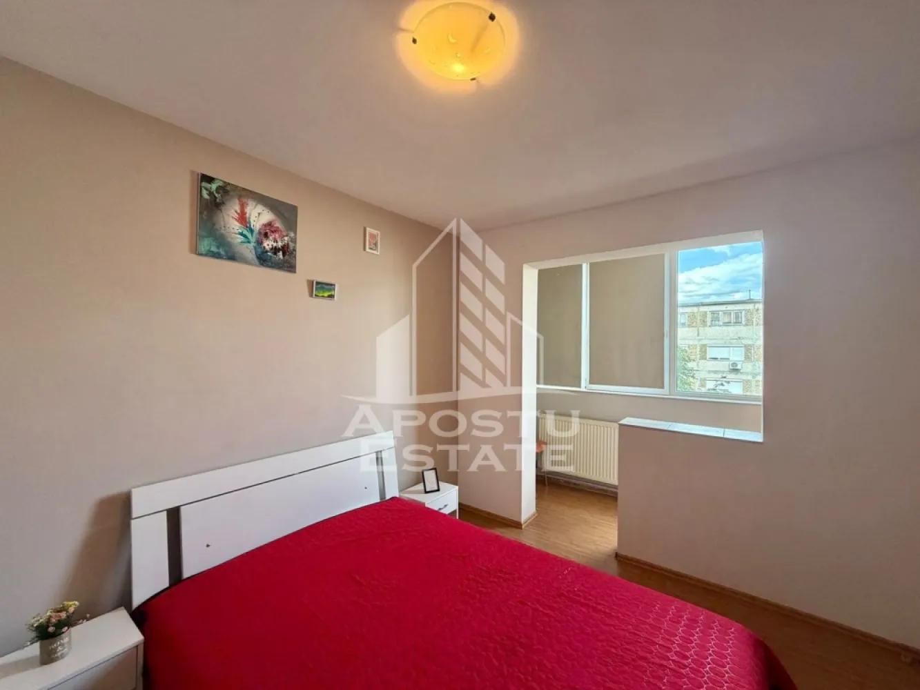 Apartament cu 3 camere de inchiriat, centrala, zona Cetatii, Timisoara - Agentia imobiliara APOSTU ESTATE va propune spre inchiriere un apartament cu 3 camere spatios si luminos, situat in zona Cetatii, potrivit pentru persoane singure,cupluri sau familii la inceput de drum care isi doresc o locuinta confortabila si primitoare
Suprafata utila: 60 mp

Compartimentare eficienta:
-Hol de acces
-Bucatarie inchisa complet mobilata si utilata, 
-Dormitoare complet mobilate si utilate
-Baie prevazuta cu cada

Confort si facilitati:
-Masina de spalat rufe
-Incalzirea apartamentului: centrala proprie (incalzire prin calorifere)

Localizare:
-Timisoara, zona Cetatii, proximitatea supermarketuri, farmacii, scoli

Ideal pentru:
-Persoane singure
-Cupluri
-Familii la inceput de drum

Disponibilitate: imediata
Pret chirie lunara: 450 EURO usor negociabil
Programeaza o vizionare pentru a-ti putea imagina viitorul aici!
ID intern: CP3230770