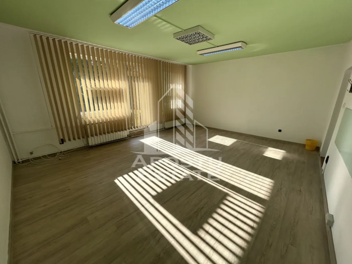 Spatiu pentru birouri de inchiriat, 30 mp, etajul 1, in Girocului - Agentia imobiliara Apostu Estate va propune spre inchiriere spatiu pretabil pentru activitati de birou, in zona Girocului Timisoara.

Spatiul este alcatuit dintr-o incapere openspace, cu acces separat din hol comun, unde se afla si grupul sanitar.
Contorizarea utilitatilor se face separat, dispune de centrala termica pe intreaga cladire.
Situat la etajul 1, intr-o cladire nerzidentiala, in zona apropiata de Parcul Lidia.
Mai sunt disponibile in cladire inca doua birouri similare si unul de 120 mp pe un nivel intreg.
20 mp- 250 Euro
15 mp- 200 Euro
120 mp- 650 Euro

Pentru mai multe detalii sau pentru stabilirea unei vizionari nu ezitati sa ne contactati.
CP3230700