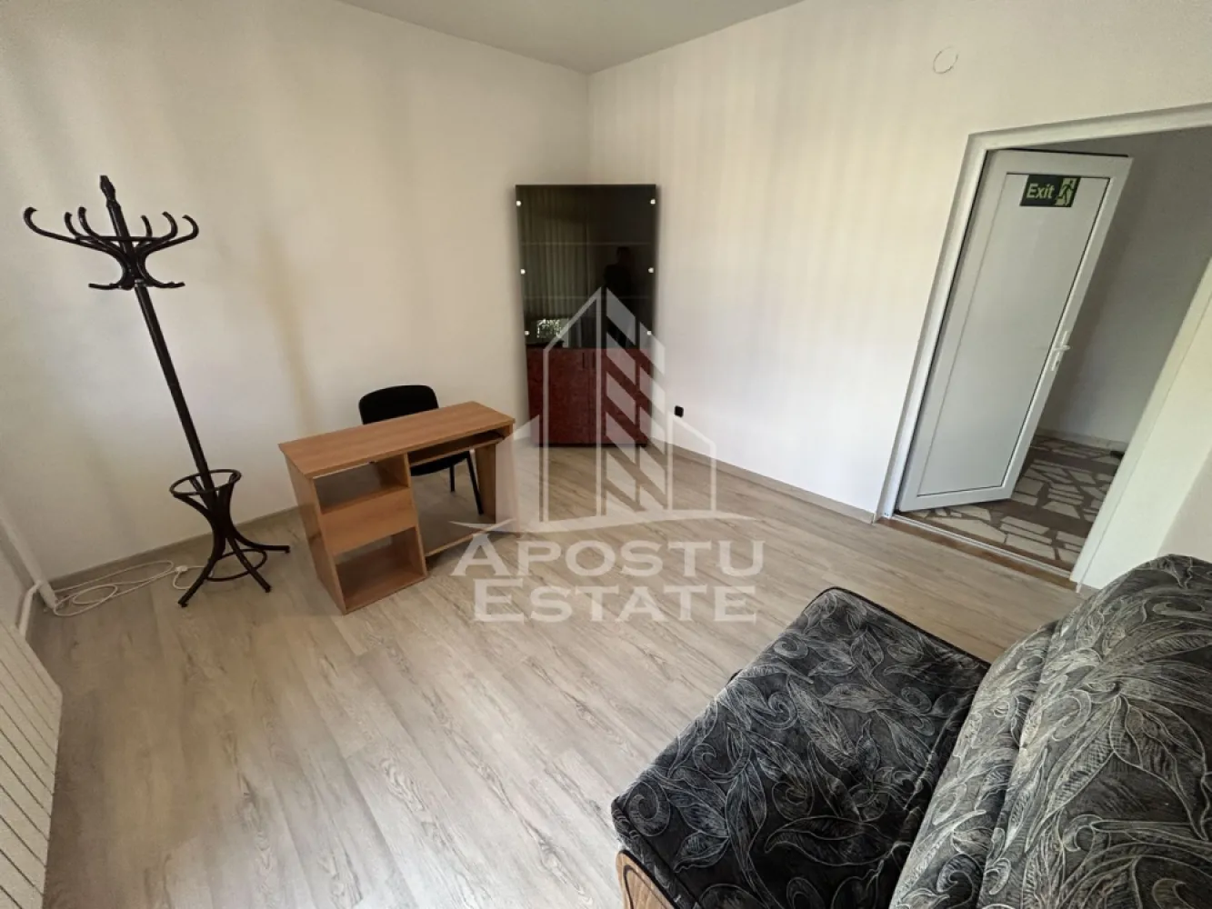 Spatiu pentru birouri de inchiriat, 30 mp, etajul 1, in Girocului - Agentia imobiliara Apostu Estate va propune spre inchiriere spatiu pretabil pentru activitati de birou, in zona Girocului Timisoara.

Spatiul este alcatuit dintr-o incapere openspace, cu acces separat din hol comun, unde se afla si grupul sanitar.
Contorizarea utilitatilor se face separat, dispune de centrala termica pe intreaga cladire.
Situat la etajul 1, intr-o cladire nerzidentiala, in zona apropiata de Parcul Lidia.
Mai sunt disponibile in cladire inca doua birouri similare si unul de 120 mp pe un nivel intreg.
20 mp- 250 Euro
15 mp- 200 Euro
120 mp- 650 Euro

Pentru mai multe detalii sau pentru stabilirea unei vizionari nu ezitati sa ne contactati.
CP3230700