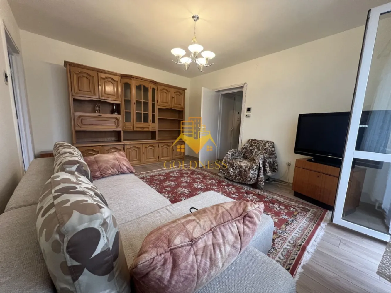 3 camere semidecomandate, Zona Garii, Horea, Semicentral - GOLDNESS Imobiliare vă propune spre vânzare un apartament cu 3 camere, situat într-o zonă semicentrală a municipiului Cluj-Napoca, în apropiere de Strada Horea, la etajul 2 al unui imobil cu regim redus de înălțime (P+3).

Proprietatea beneficiază de o poziționare excelentă, fiind amplasată într-o zonă cu acces rapid către centrul orașului, Gara Cluj-Napoca, Facultăți, magazine, restaurante, farmacii, școli, grădinițe și mijloace de transport în comun.

Apartamentul are o suprafață construită de 56,49 mp, la care se adaugă un balcon de 5 mp, fiind compartimentat practic și eficient astfel:

2 dormitoare spațioase, mobilate cu paturi matrimoniale și spații de depozitare;
living luminos, ideal pentru relaxare și petrecerea timpului în familie;
bucătărie complet mobilată și utilată;
baie dotată cu cadă;
antreu și spații suplimentare pentru depozitare;
balcon de aproximativ 5 mp.

Locuința se vinde complet mobilată și utilată, fiind pregătită pentru mutare imediată sau pentru investiție în vederea închirierii.

Printre dotările proprietății se numără:

centrală termică proprie;
geamuri termopan;
frigider;
aragaz;
hotă;
mașină de spălat haine;
mobilier complet.

Datorită amplasării semicentrale și a accesului facil către principalele puncte de interes ale orașului, apartamentul reprezintă o alegere excelentă atât pentru locuit, cât și pentru investiție.

Pentru mai multe informații sau pentru programarea unei vizionări, nu ezitați să ne contactați telefonic sau prin e-mail. Echipa GOLDNESS Imobiliare vă stă la dispoziție! Pentru intermediere se percepe un comision de 2%!