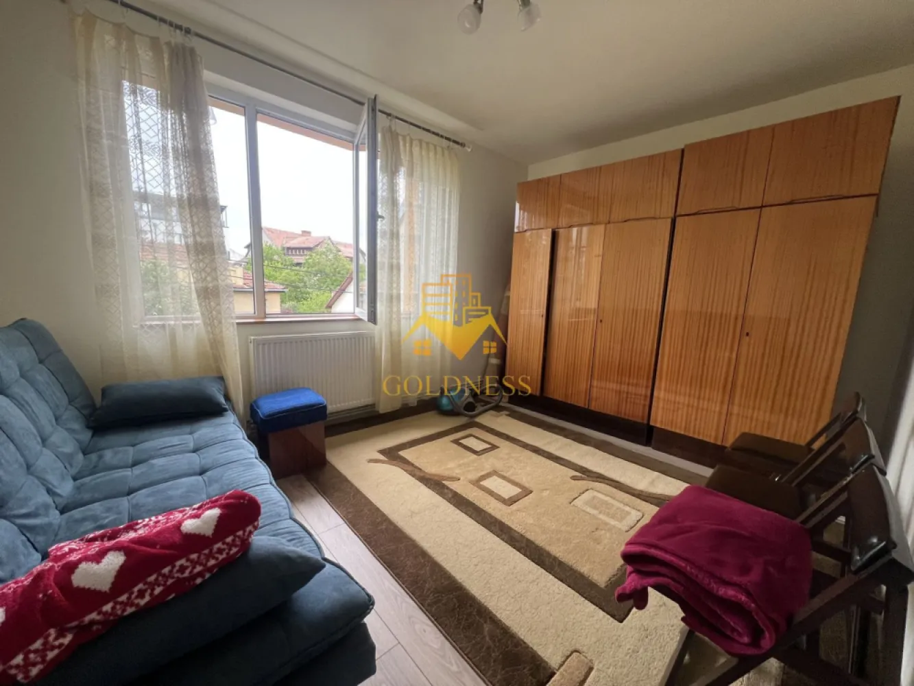 3 camere semidecomandate, Zona Garii, Horea, Semicentral - GOLDNESS Imobiliare vă propune spre vânzare un apartament cu 3 camere, situat într-o zonă semicentrală a municipiului Cluj-Napoca, în apropiere de Strada Horea, la etajul 2 al unui imobil cu regim redus de înălțime (P+3).

Proprietatea beneficiază de o poziționare excelentă, fiind amplasată într-o zonă cu acces rapid către centrul orașului, Gara Cluj-Napoca, Facultăți, magazine, restaurante, farmacii, școli, grădinițe și mijloace de transport în comun.

Apartamentul are o suprafață construită de 56,49 mp, la care se adaugă un balcon de 5 mp, fiind compartimentat practic și eficient astfel:

2 dormitoare spațioase, mobilate cu paturi matrimoniale și spații de depozitare;
living luminos, ideal pentru relaxare și petrecerea timpului în familie;
bucătărie complet mobilată și utilată;
baie dotată cu cadă;
antreu și spații suplimentare pentru depozitare;
balcon de aproximativ 5 mp.

Locuința se vinde complet mobilată și utilată, fiind pregătită pentru mutare imediată sau pentru investiție în vederea închirierii.

Printre dotările proprietății se numără:

centrală termică proprie;
geamuri termopan;
frigider;
aragaz;
hotă;
mașină de spălat haine;
mobilier complet.

Datorită amplasării semicentrale și a accesului facil către principalele puncte de interes ale orașului, apartamentul reprezintă o alegere excelentă atât pentru locuit, cât și pentru investiție.

Pentru mai multe informații sau pentru programarea unei vizionări, nu ezitați să ne contactați telefonic sau prin e-mail. Echipa GOLDNESS Imobiliare vă stă la dispoziție! Pentru intermediere se percepe un comision de 2%!