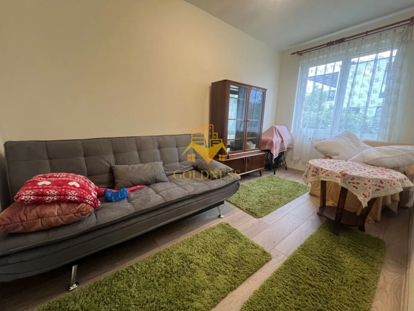3 camere semidecomandate, Zona Garii, Horea, Semicentral - GOLDNESS Imobiliare vă propune spre vânzare un apartament cu 3 camere, situat într-o zonă semicentrală a municipiului Cluj-Napoca, în apropiere de Strada Horea, la etajul 2 al unui imobil cu regim redus de înălțime (P+3).

Proprietatea beneficiază de o poziționare excelentă, fiind amplasată într-o zonă cu acces rapid către centrul orașului, Gara Cluj-Napoca, Facultăți, magazine, restaurante, farmacii, școli, grădinițe și mijloace de transport în comun.

Apartamentul are o suprafață construită de 56,49 mp, la care se adaugă un balcon de 5 mp, fiind compartimentat practic și eficient astfel:

2 dormitoare spațioase, mobilate cu paturi matrimoniale și spații de depozitare;
living luminos, ideal pentru relaxare și petrecerea timpului în familie;
bucătărie complet mobilată și utilată;
baie dotată cu cadă;
antreu și spații suplimentare pentru depozitare;
balcon de aproximativ 5 mp.

Locuința se vinde complet mobilată și utilată, fiind pregătită pentru mutare imediată sau pentru investiție în vederea închirierii.

Printre dotările proprietății se numără:

centrală termică proprie;
geamuri termopan;
frigider;
aragaz;
hotă;
mașină de spălat haine;
mobilier complet.

Datorită amplasării semicentrale și a accesului facil către principalele puncte de interes ale orașului, apartamentul reprezintă o alegere excelentă atât pentru locuit, cât și pentru investiție.

Pentru mai multe informații sau pentru programarea unei vizionări, nu ezitați să ne contactați telefonic sau prin e-mail. Echipa GOLDNESS Imobiliare vă stă la dispoziție! Pentru intermediere se percepe un comision de 2%!