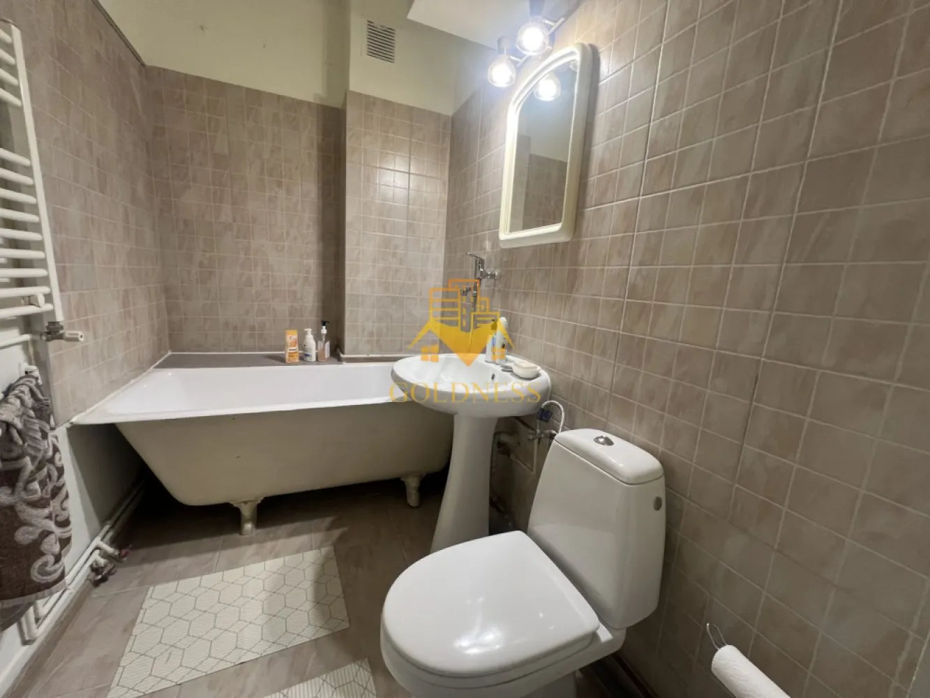 3 camere semidecomandate, Zona Garii, Horea, Semicentral - GOLDNESS Imobiliare vă propune spre vânzare un apartament cu 3 camere, situat într-o zonă semicentrală a municipiului Cluj-Napoca, în apropiere de Strada Horea, la etajul 2 al unui imobil cu regim redus de înălțime (P+3).

Proprietatea beneficiază de o poziționare excelentă, fiind amplasată într-o zonă cu acces rapid către centrul orașului, Gara Cluj-Napoca, Facultăți, magazine, restaurante, farmacii, școli, grădinițe și mijloace de transport în comun.

Apartamentul are o suprafață construită de 56,49 mp, la care se adaugă un balcon de 5 mp, fiind compartimentat practic și eficient astfel:

2 dormitoare spațioase, mobilate cu paturi matrimoniale și spații de depozitare;
living luminos, ideal pentru relaxare și petrecerea timpului în familie;
bucătărie complet mobilată și utilată;
baie dotată cu cadă;
antreu și spații suplimentare pentru depozitare;
balcon de aproximativ 5 mp.

Locuința se vinde complet mobilată și utilată, fiind pregătită pentru mutare imediată sau pentru investiție în vederea închirierii.

Printre dotările proprietății se numără:

centrală termică proprie;
geamuri termopan;
frigider;
aragaz;
hotă;
mașină de spălat haine;
mobilier complet.

Datorită amplasării semicentrale și a accesului facil către principalele puncte de interes ale orașului, apartamentul reprezintă o alegere excelentă atât pentru locuit, cât și pentru investiție.

Pentru mai multe informații sau pentru programarea unei vizionări, nu ezitați să ne contactați telefonic sau prin e-mail. Echipa GOLDNESS Imobiliare vă stă la dispoziție! Pentru intermediere se percepe un comision de 2%!