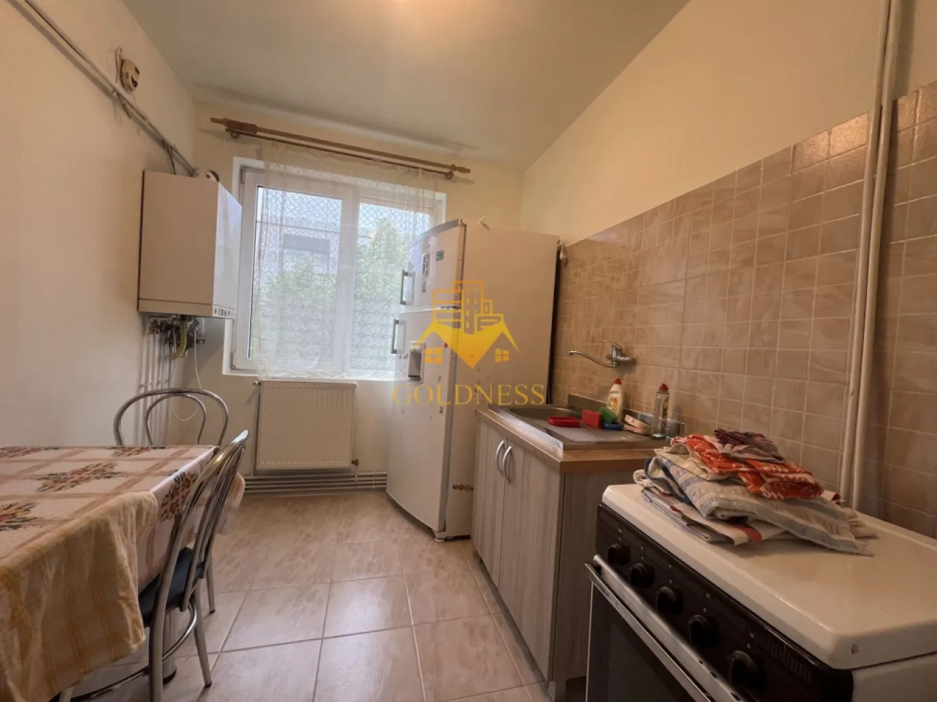 3 camere semidecomandate, Zona Garii, Horea, Semicentral - GOLDNESS Imobiliare vă propune spre vânzare un apartament cu 3 camere, situat într-o zonă semicentrală a municipiului Cluj-Napoca, în apropiere de Strada Horea, la etajul 2 al unui imobil cu regim redus de înălțime (P+3).

Proprietatea beneficiază de o poziționare excelentă, fiind amplasată într-o zonă cu acces rapid către centrul orașului, Gara Cluj-Napoca, Facultăți, magazine, restaurante, farmacii, școli, grădinițe și mijloace de transport în comun.

Apartamentul are o suprafață construită de 56,49 mp, la care se adaugă un balcon de 5 mp, fiind compartimentat practic și eficient astfel:

2 dormitoare spațioase, mobilate cu paturi matrimoniale și spații de depozitare;
living luminos, ideal pentru relaxare și petrecerea timpului în familie;
bucătărie complet mobilată și utilată;
baie dotată cu cadă;
antreu și spații suplimentare pentru depozitare;
balcon de aproximativ 5 mp.

Locuința se vinde complet mobilată și utilată, fiind pregătită pentru mutare imediată sau pentru investiție în vederea închirierii.

Printre dotările proprietății se numără:

centrală termică proprie;
geamuri termopan;
frigider;
aragaz;
hotă;
mașină de spălat haine;
mobilier complet.

Datorită amplasării semicentrale și a accesului facil către principalele puncte de interes ale orașului, apartamentul reprezintă o alegere excelentă atât pentru locuit, cât și pentru investiție.

Pentru mai multe informații sau pentru programarea unei vizionări, nu ezitați să ne contactați telefonic sau prin e-mail. Echipa GOLDNESS Imobiliare vă stă la dispoziție! Pentru intermediere se percepe un comision de 2%!