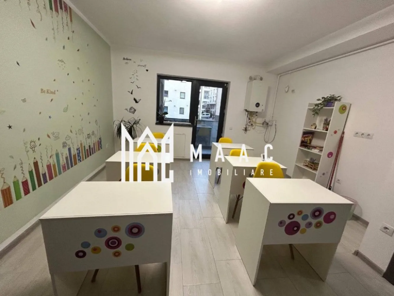 Spațiu de birouri | 42 MPU | Doamna Stanca - MAAC Imobiliare vă propune spre închiriere un apartament cu 2 camere, situat la parter, în zona Doamna Stanca, ideal pentru activități educaționale sau birou.

Proprietatea se remarcă prin accesul separat direct din exterior, oferind intimitate și flexibilitate în utilizare, fiind potrivită pentru cursuri, meditații, birouri sau alte activități profesionale.

Detalii generale:
* tip imobil: apartament
* poziționare: parter
* acces separat din exterior

Compartimentare:
* 2 camere
* baie
* hol de acces

Dotări și avantaje:
* parțial mobilat
* una dintre camere este amenajată pentru activități educaționale
 * 6 băncuțe cu scaune
 * birou
 * whiteboard
* spațiu ideal pentru cursuri, meditații sau birou
* acces facil și vizibilitate bună

Avantaje locație:
* zonă accesibilă și în dezvoltare
* în apropiere de centre comerciale 
* acces rapid către principalele artere ale orașului

Pentru mai multe detalii sau pentru programarea unei vizionări, vă rugăm să ne contactați și să menționați ID: CP3049539
