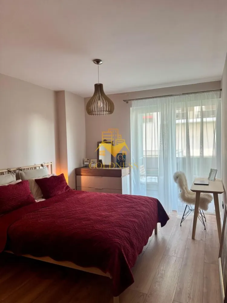 2 camere open space, Elite City, Parcare, Pet Friendly, Iris, Lidl - GOLDNESS Imobiliare vă propune spre închiriere un apartament cu 2 camere complet mobilat și utilat, la parter într-un imobil de 7 etaje, în Cartierul Iris.
Dispune de loc de parcare subterana!
Se află în apropierea stațiilor de transport în comun, magazine, restaurante, spații verzi, farmacii, etc. 

Apartamentul este compartimentat astfel:
 - dormitor cu pat matrimonial, dressing, noptiere
 - living cu bucatarie open space complet utilată și mobilată, canapea extensibilă, loc de servit masa 
 - baie cu cada, calorifer port prosop și dulap pentru depozitare.
 - terasa de 11 mp.

Imobilul este dotat cu toate cele necesare- centrală proprie, frigider, aragaz, hotă, mașină de spălat haine, etc. 

Dacă sunteți interesați de acest apartament și doriți să îl vizionați, dar și pentru alte oferte nu ezitați să ne contactați telefonic sau prin e-mail. Vă stăm la dispoziție!
Pentru intermediere se percepe un comision de 50% din prețul chiriei!