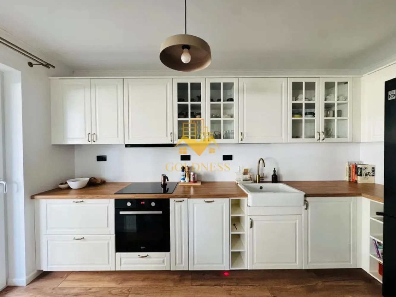 2 camere open space, Elite City, Parcare, Pet Friendly, Iris, Lidl - GOLDNESS Imobiliare vă propune spre închiriere un apartament cu 2 camere complet mobilat și utilat, la parter într-un imobil de 7 etaje, în Cartierul Iris.
Dispune de loc de parcare subterana!
Se află în apropierea stațiilor de transport în comun, magazine, restaurante, spații verzi, farmacii, etc. 

Apartamentul este compartimentat astfel:
 - dormitor cu pat matrimonial, dressing, noptiere
 - living cu bucatarie open space complet utilată și mobilată, canapea extensibilă, loc de servit masa 
 - baie cu cada, calorifer port prosop și dulap pentru depozitare.
 - terasa de 11 mp.

Imobilul este dotat cu toate cele necesare- centrală proprie, frigider, aragaz, hotă, mașină de spălat haine, etc. 

Dacă sunteți interesați de acest apartament și doriți să îl vizionați, dar și pentru alte oferte nu ezitați să ne contactați telefonic sau prin e-mail. Vă stăm la dispoziție!
Pentru intermediere se percepe un comision de 50% din prețul chiriei!