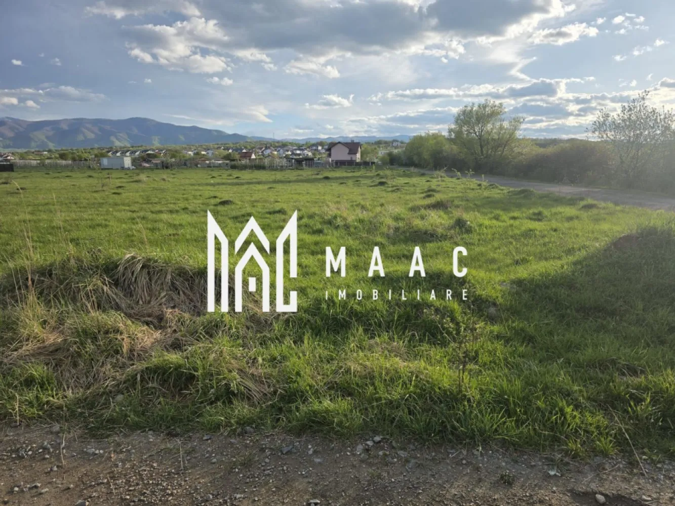 Teren intravilan | 405 MP | Calea Cisnadiei - MAAC Imobiliare vă propune spre vânzare un teren intravilan cu potențial excelent, situat într-una dintre cele mai dinamice zone de dezvoltare ale Sibiului – Calea Cisnădiei, în apropiere de Cartierul Arhitecților.

Dacă îți dorești liniște, dar fără să renunți la accesul rapid către oraș, acest teren este alegerea ideală. Amplasat vizavi de Turnul de Apă și în direcția aerodromului, proprietatea beneficiază de o poziționare strategică, într-o zonă în continuă expansiune, tot mai căutată pentru construcții rezidențiale moderne.

Cu o suprafață de 405 mp, terenul oferă cadrul perfect pentru construirea unei case individuale, fiind ușor de întreținut și ideal pentru un stil de viață echilibrat. În același timp, reprezintă o oportunitate atractivă de investiție, datorită dezvoltării accelerate a zonei și a cererii tot mai ridicate.

Detalii proprietate:

Suprafață: 405 mp
Regim: intravilan
Locație: Calea Cisnădiei – aproape de Cartierul Arhitecților
Reper: vizavi de Turnul de Apă
Direcție: spre aerodrom

Alege să construiești viitorul într-o zonă în plină ascensiune!

Pentru mai multe detalii sau pentru a programa o vizionare, vă rugăm să ne contactați specificând ID : CP3049406