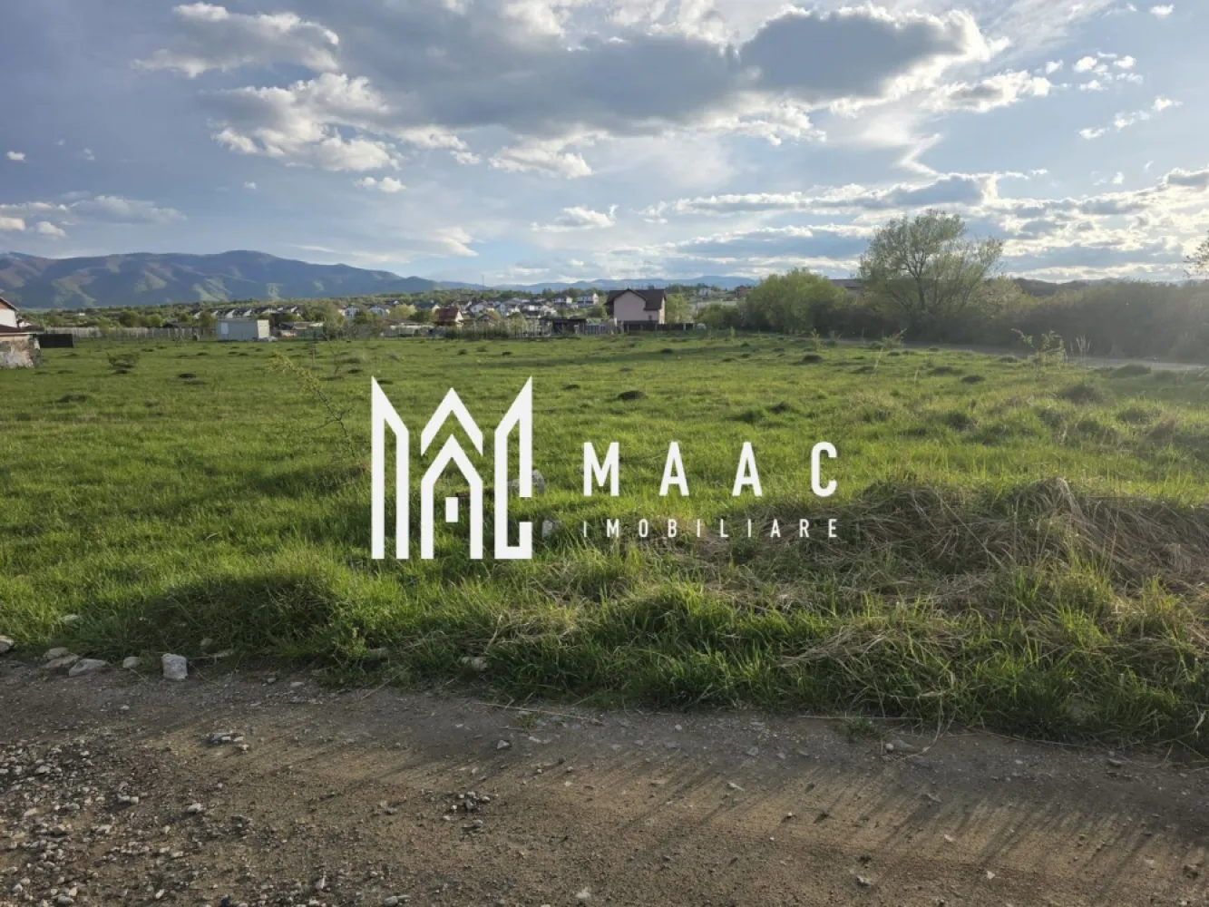 Teren intravilan | 405 MP | Calea Cisnadiei - MAAC Imobiliare vă propune spre vânzare un teren intravilan cu potențial excelent, situat într-una dintre cele mai dinamice zone de dezvoltare ale Sibiului – Calea Cisnădiei, în apropiere de Cartierul Arhitecților.

Dacă îți dorești liniște, dar fără să renunți la accesul rapid către oraș, acest teren este alegerea ideală. Amplasat vizavi de Turnul de Apă și în direcția aerodromului, proprietatea beneficiază de o poziționare strategică, într-o zonă în continuă expansiune, tot mai căutată pentru construcții rezidențiale moderne.

Cu o suprafață de 405 mp, terenul oferă cadrul perfect pentru construirea unei case individuale, fiind ușor de întreținut și ideal pentru un stil de viață echilibrat. În același timp, reprezintă o oportunitate atractivă de investiție, datorită dezvoltării accelerate a zonei și a cererii tot mai ridicate.

Detalii proprietate:

Suprafață: 405 mp
Regim: intravilan
Locație: Calea Cisnădiei – aproape de Cartierul Arhitecților
Reper: vizavi de Turnul de Apă
Direcție: spre aerodrom

Alege să construiești viitorul într-o zonă în plină ascensiune!

Pentru mai multe detalii sau pentru a programa o vizionare, vă rugăm să ne contactați specificând ID : CP3049406