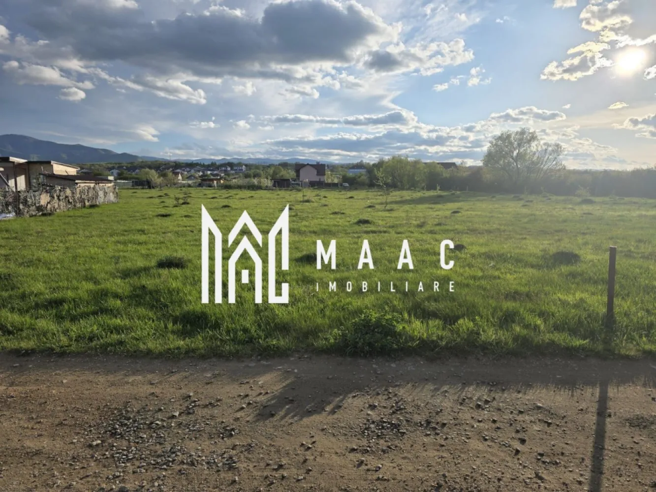 Teren intravilan | 405 MP | Calea Cisnadiei - MAAC Imobiliare vă propune spre vânzare un teren intravilan cu potențial excelent, situat într-una dintre cele mai dinamice zone de dezvoltare ale Sibiului – Calea Cisnădiei, în apropiere de Cartierul Arhitecților.

Dacă îți dorești liniște, dar fără să renunți la accesul rapid către oraș, acest teren este alegerea ideală. Amplasat vizavi de Turnul de Apă și în direcția aerodromului, proprietatea beneficiază de o poziționare strategică, într-o zonă în continuă expansiune, tot mai căutată pentru construcții rezidențiale moderne.

Cu o suprafață de 405 mp, terenul oferă cadrul perfect pentru construirea unei case individuale, fiind ușor de întreținut și ideal pentru un stil de viață echilibrat. În același timp, reprezintă o oportunitate atractivă de investiție, datorită dezvoltării accelerate a zonei și a cererii tot mai ridicate.

Detalii proprietate:

Suprafață: 405 mp
Regim: intravilan
Locație: Calea Cisnădiei – aproape de Cartierul Arhitecților
Reper: vizavi de Turnul de Apă
Direcție: spre aerodrom

Alege să construiești viitorul într-o zonă în plină ascensiune!

Pentru mai multe detalii sau pentru a programa o vizionare, vă rugăm să ne contactați specificând ID : CP3049406