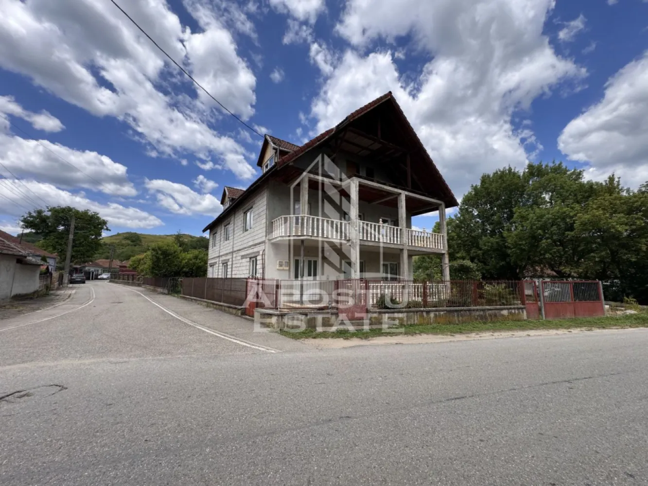 Oportunitate afacere! Constructie de 450mp utili, la 15km de Prislop - Agentie imobiliara, APOSTU ESTATE va ofera spre vanzare in Reprezenare Exclusiva si comision 0% la cumparator, o proprietate cu un teren total de 1100mp si o constructie de 450mp utili, aflata in localitatea Farcadin, din judetul Hunedoara.

Actualul proprietar a gandit aceasa constructie pentru a fi folosita ca si pensiune, insa suprafata acesteia permite multiple destinatii.

Avand in vedere amplasarea proprietatii, la o distanta de 15km, fata de Manastirea Prislop din judetul Hunedoara, posibilitatile de functionare a unei afaceri sunt ridicate.

Suprafata utila de 450mp + 50mp la subsolul casei, este compartimentata astfel:
Subsol:
- 1 incapere open-space de 50mp utili

Parter:
- 4 incaperi
- 1 baie
- 1 hol de acces

Etaj:
- 5 dormitare
- 3 bai
- 1 hol de acces
- 1 terasa de 20mp

Mansarda:
- 1 incapere open-space

Proprietatea beneficiaza de un sistem de panouri fotovoltaice cu o capacitate de 5.5KW.

In localitate exista retea de apa si retea de canalizare, este necesara racordarea la acestea.

Parcela de teren este una de colt, fapt care permite ca gradul de ocupare al terenului sa fie mai mare.

Oferim consultanta gratuita cu privire la accesarea creditelor bancare, pentru achizitii imobiliare.

Nu ezitati sa ne contactati pentru stabilirea unei vizionari sau alte detalii suplimentare.

ID intern: CP3209599