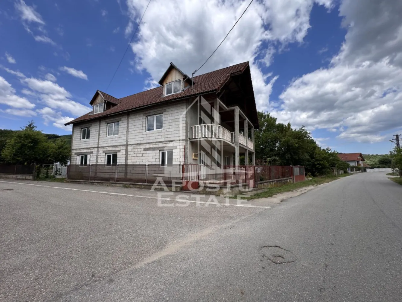 Oportunitate afacere! Constructie de 450mp utili, la 15km de Prislop - Agentie imobiliara, APOSTU ESTATE va ofera spre vanzare in Reprezenare Exclusiva si comision 0% la cumparator, o proprietate cu un teren total de 1100mp si o constructie de 450mp utili, aflata in localitatea Farcadin, din judetul Hunedoara.

Actualul proprietar a gandit aceasa constructie pentru a fi folosita ca si pensiune, insa suprafata acesteia permite multiple destinatii.

Avand in vedere amplasarea proprietatii, la o distanta de 15km, fata de Manastirea Prislop din judetul Hunedoara, posibilitatile de functionare a unei afaceri sunt ridicate.

Suprafata utila de 450mp + 50mp la subsolul casei, este compartimentata astfel:
Subsol:
- 1 incapere open-space de 50mp utili

Parter:
- 4 incaperi
- 1 baie
- 1 hol de acces

Etaj:
- 5 dormitare
- 3 bai
- 1 hol de acces
- 1 terasa de 20mp

Mansarda:
- 1 incapere open-space

Proprietatea beneficiaza de un sistem de panouri fotovoltaice cu o capacitate de 5.5KW.

In localitate exista retea de apa si retea de canalizare, este necesara racordarea la acestea.

Parcela de teren este una de colt, fapt care permite ca gradul de ocupare al terenului sa fie mai mare.

Oferim consultanta gratuita cu privire la accesarea creditelor bancare, pentru achizitii imobiliare.

Nu ezitati sa ne contactati pentru stabilirea unei vizionari sau alte detalii suplimentare.

ID intern: CP3209599