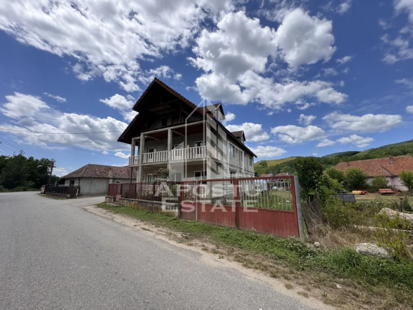 Oportunitate afacere! Constructie de 450mp utili, la 15km de Prislop - Agentie imobiliara, APOSTU ESTATE va ofera spre vanzare in Reprezenare Exclusiva si comision 0% la cumparator, o proprietate cu un teren total de 1100mp si o constructie de 450mp utili, aflata in localitatea Farcadin, din judetul Hunedoara.

Actualul proprietar a gandit aceasa constructie pentru a fi folosita ca si pensiune, insa suprafata acesteia permite multiple destinatii.

Avand in vedere amplasarea proprietatii, la o distanta de 15km, fata de Manastirea Prislop din judetul Hunedoara, posibilitatile de functionare a unei afaceri sunt ridicate.

Suprafata utila de 450mp + 50mp la subsolul casei, este compartimentata astfel:
Subsol:
- 1 incapere open-space de 50mp utili

Parter:
- 4 incaperi
- 1 baie
- 1 hol de acces

Etaj:
- 5 dormitare
- 3 bai
- 1 hol de acces
- 1 terasa de 20mp

Mansarda:
- 1 incapere open-space

Proprietatea beneficiaza de un sistem de panouri fotovoltaice cu o capacitate de 5.5KW.

In localitate exista retea de apa si retea de canalizare, este necesara racordarea la acestea.

Parcela de teren este una de colt, fapt care permite ca gradul de ocupare al terenului sa fie mai mare.

Oferim consultanta gratuita cu privire la accesarea creditelor bancare, pentru achizitii imobiliare.

Nu ezitati sa ne contactati pentru stabilirea unei vizionari sau alte detalii suplimentare.

ID intern: CP3209599