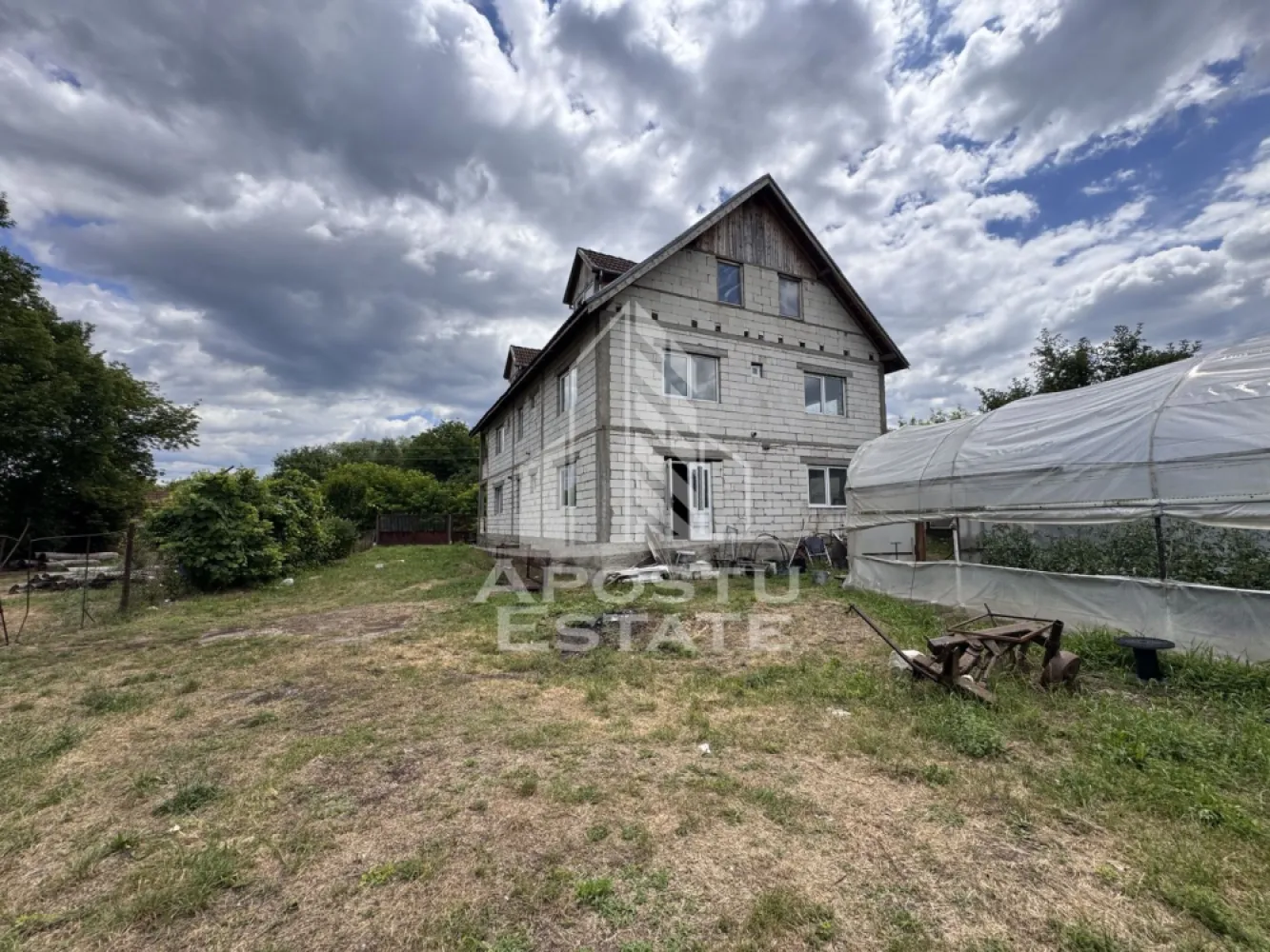 Oportunitate afacere! Constructie de 450mp utili, la 15km de Prislop - Agentie imobiliara, APOSTU ESTATE va ofera spre vanzare in Reprezenare Exclusiva si comision 0% la cumparator, o proprietate cu un teren total de 1100mp si o constructie de 450mp utili, aflata in localitatea Farcadin, din judetul Hunedoara.

Actualul proprietar a gandit aceasa constructie pentru a fi folosita ca si pensiune, insa suprafata acesteia permite multiple destinatii.

Avand in vedere amplasarea proprietatii, la o distanta de 15km, fata de Manastirea Prislop din judetul Hunedoara, posibilitatile de functionare a unei afaceri sunt ridicate.

Suprafata utila de 450mp + 50mp la subsolul casei, este compartimentata astfel:
Subsol:
- 1 incapere open-space de 50mp utili

Parter:
- 4 incaperi
- 1 baie
- 1 hol de acces

Etaj:
- 5 dormitare
- 3 bai
- 1 hol de acces
- 1 terasa de 20mp

Mansarda:
- 1 incapere open-space

Proprietatea beneficiaza de un sistem de panouri fotovoltaice cu o capacitate de 5.5KW.

In localitate exista retea de apa si retea de canalizare, este necesara racordarea la acestea.

Parcela de teren este una de colt, fapt care permite ca gradul de ocupare al terenului sa fie mai mare.

Oferim consultanta gratuita cu privire la accesarea creditelor bancare, pentru achizitii imobiliare.

Nu ezitati sa ne contactati pentru stabilirea unei vizionari sau alte detalii suplimentare.

ID intern: CP3209599