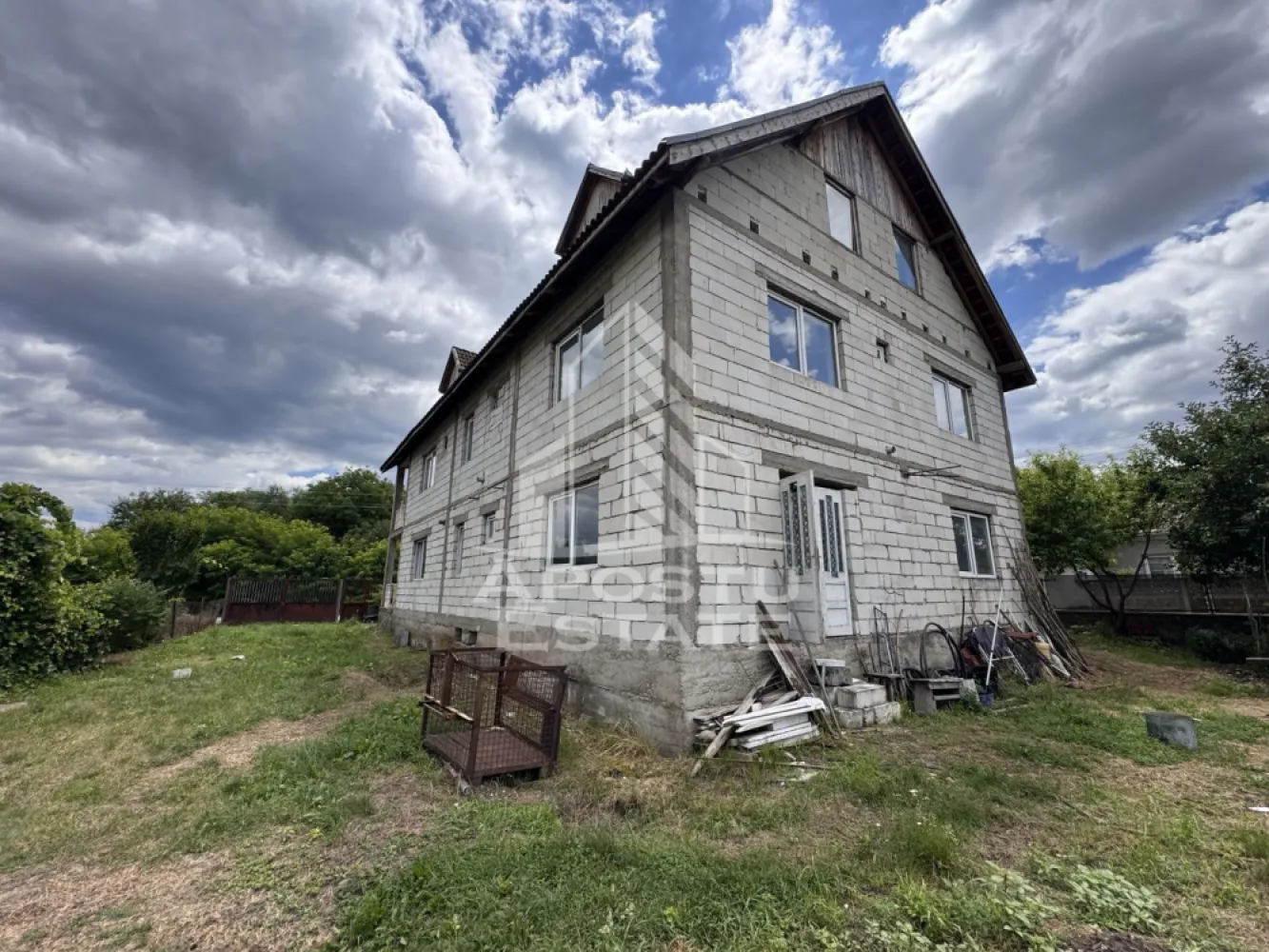 Oportunitate afacere! Constructie de 450mp utili, la 15km de Prislop - Agentie imobiliara, APOSTU ESTATE va ofera spre vanzare in Reprezenare Exclusiva si comision 0% la cumparator, o proprietate cu un teren total de 1100mp si o constructie de 450mp utili, aflata in localitatea Farcadin, din judetul Hunedoara.

Actualul proprietar a gandit aceasa constructie pentru a fi folosita ca si pensiune, insa suprafata acesteia permite multiple destinatii.

Avand in vedere amplasarea proprietatii, la o distanta de 15km, fata de Manastirea Prislop din judetul Hunedoara, posibilitatile de functionare a unei afaceri sunt ridicate.

Suprafata utila de 450mp + 50mp la subsolul casei, este compartimentata astfel:
Subsol:
- 1 incapere open-space de 50mp utili

Parter:
- 4 incaperi
- 1 baie
- 1 hol de acces

Etaj:
- 5 dormitare
- 3 bai
- 1 hol de acces
- 1 terasa de 20mp

Mansarda:
- 1 incapere open-space

Proprietatea beneficiaza de un sistem de panouri fotovoltaice cu o capacitate de 5.5KW.

In localitate exista retea de apa si retea de canalizare, este necesara racordarea la acestea.

Parcela de teren este una de colt, fapt care permite ca gradul de ocupare al terenului sa fie mai mare.

Oferim consultanta gratuita cu privire la accesarea creditelor bancare, pentru achizitii imobiliare.

Nu ezitati sa ne contactati pentru stabilirea unei vizionari sau alte detalii suplimentare.

ID intern: CP3209599