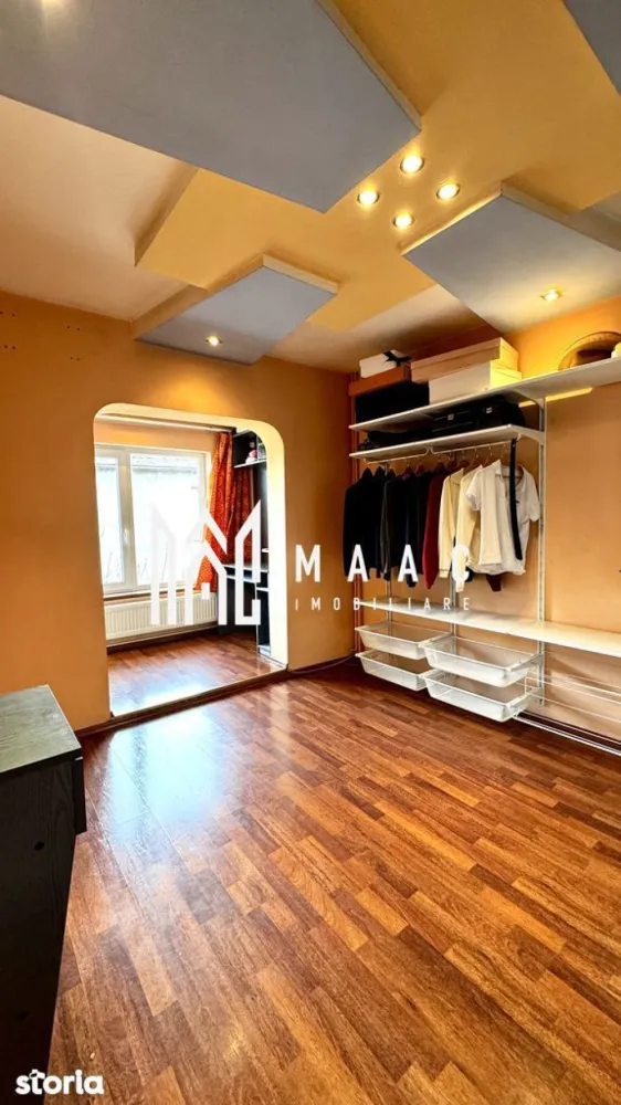 Apartament 3 camere | 71 Mp | Balcon | 2 Băi | Pivniță | Zona Terezian - MAAC Imobiliare propune spre vânzare: apartament spațios în Terezian, aproape de Centrul Vechi

Vă prezentăm un apartament generos și foarte bine compartimentat, situat în cartierul Terezian, la doar 10 minute de mers pe jos de Piața Mică. Locația este ideală pentru cei care își doresc acces rapid către centrul orașului, dar și către punctele esențiale de interes zilnic.

Detalii proprietate:

Suprafață utilă: 71 mp
Balcon: 4,21 mp
Pivniță inclusă
Etaj: 3 din 4
An construcție: 1987

Compartimentare:
Hol generos
Living luminos
2 dormitoare
2 băi Una cu Cada
WC de serviciu
Cămară și debara

Apartamentul este poziționat pe colț, cu orientare sud-vestică, beneficiind de lumină naturală pe tot parcursul zilei și de o priveliște deschisă către munți.

Se vinde complet mobilat și utilat:
Electrocasnice Samsung (frigider, plită, cuptor)
Mașină de spălat AEG
Uscător Bosch
Aer condiționat
Centrală termică Vaillant

Avantaje locație:
Aproape de Centrul Vechi
Două magazine Lidl în imediata apropiere
Magazin Non Stop chiar peste drum
Acces rapid către Shopping City
Școli și grădinițe în zonă (Școala 13, Școala 18)
Numeroase clinici și farmacii
Ieșire facilă spre autostradă

Parcare:
Locuri disponibile în jurul blocului.

Pentru mai multe detalii sau pentru a programa o vizionare, vă rugăm să ne contactați specificând ID:CP3043452