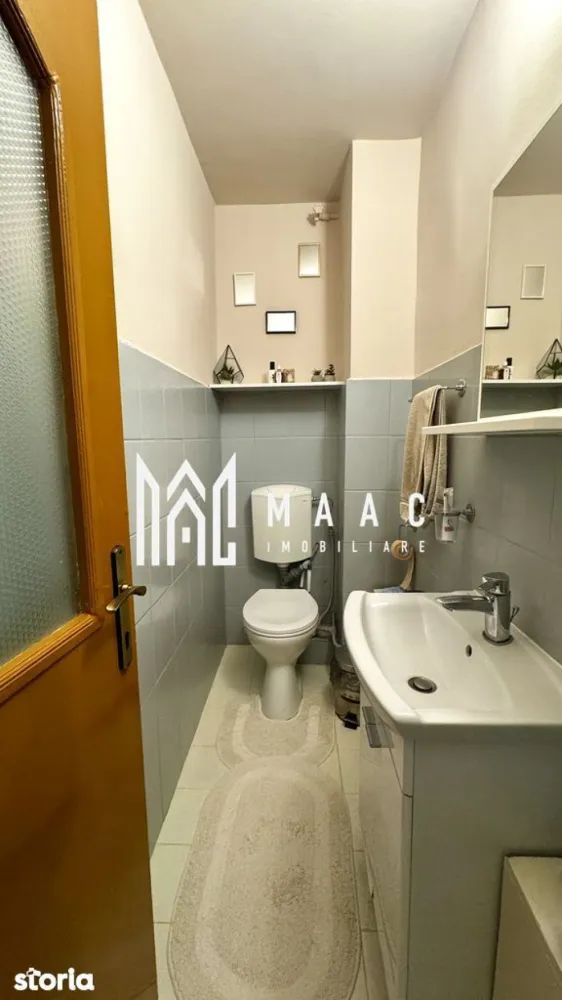 Apartament 3 camere | 71 Mp | Balcon | 2 Băi | Pivniță | Zona Terezian - MAAC Imobiliare propune spre vânzare: apartament spațios în Terezian, aproape de Centrul Vechi

Vă prezentăm un apartament generos și foarte bine compartimentat, situat în cartierul Terezian, la doar 10 minute de mers pe jos de Piața Mică. Locația este ideală pentru cei care își doresc acces rapid către centrul orașului, dar și către punctele esențiale de interes zilnic.

Detalii proprietate:

Suprafață utilă: 71 mp
Balcon: 4,21 mp
Pivniță inclusă
Etaj: 3 din 4
An construcție: 1987

Compartimentare:
Hol generos
Living luminos
2 dormitoare
2 băi Una cu Cada
WC de serviciu
Cămară și debara

Apartamentul este poziționat pe colț, cu orientare sud-vestică, beneficiind de lumină naturală pe tot parcursul zilei și de o priveliște deschisă către munți.

Se vinde complet mobilat și utilat:
Electrocasnice Samsung (frigider, plită, cuptor)
Mașină de spălat AEG
Uscător Bosch
Aer condiționat
Centrală termică Vaillant

Avantaje locație:
Aproape de Centrul Vechi
Două magazine Lidl în imediata apropiere
Magazin Non Stop chiar peste drum
Acces rapid către Shopping City
Școli și grădinițe în zonă (Școala 13, Școala 18)
Numeroase clinici și farmacii
Ieșire facilă spre autostradă

Parcare:
Locuri disponibile în jurul blocului.

Pentru mai multe detalii sau pentru a programa o vizionare, vă rugăm să ne contactați specificând ID:CP3043452
