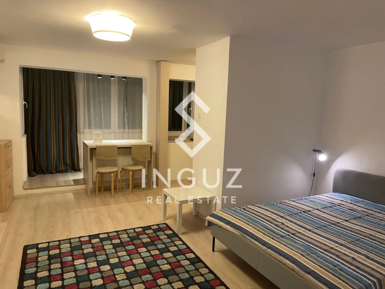 Garsonieră de închiriat – Lacul Tei | Parcul Circului | Str. Opanez - Garsonieră de închiriat – Lacul Tei (Parcul Circului)

Preț: 380 € / lună

Locație: București – zona Lacul Tei, Strada Opanez

Specificații:

Suprafață utilă: 32 mp

Număr camere: 1 (garsonieră)

Compartimentare: Semidecomandat

Etaj: 6 / 8

An construcție: 1977 – 1990

Stare: Renovata, mobilată, gata de mutat

Descriere:

Inguz Real Estate vă propune spre închiriere o garsonieră modernă, situată în zona Lacul Tei, la câteva minute de Parcul Circului.

Garsoniera este complet renovată, mobilată și utilată, fiind pregătită pentru mutare imediată. Oferă un spațiu practic și confortabil, ideal pentru o persoană sau un cuplu.

Dotări:
– Aer condiționat
– Mașină de spălat rufe
– Frigider
– Cuptor cu microunde
– Aragaz + hotă
– Smart TV
– Bucătărie complet echipată

Locația:
Locație excelentă, cu acces rapid către:
– Parcul Circului
– Lacul Tei
– Kaufland, Mega Image, Billa
– Restaurante și cafenele
– Transport public (STB și conexiuni rapide către metrou)

Ideal pentru:
Locuire personală sau cuplu, într-o zonă liniștită și bine conectată la oraș.

Disponibilitate: Imediat

Preț: 380 € / lună

Comision agenție: 50% din prima lună de chirie