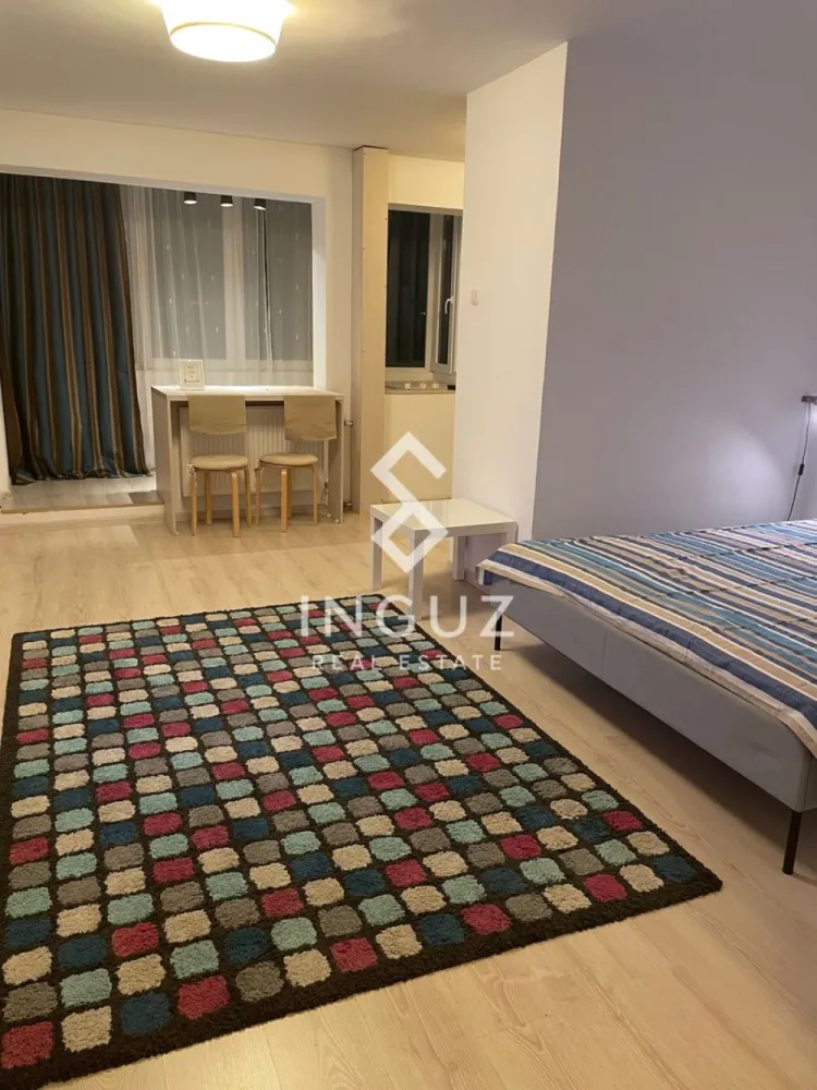 Garsonieră de închiriat – Lacul Tei | Parcul Circului | Str. Opanez - Garsonieră de închiriat – Lacul Tei (Parcul Circului)

Preț: 380 € / lună

Locație: București – zona Lacul Tei, Strada Opanez

Specificații:

Suprafață utilă: 32 mp

Număr camere: 1 (garsonieră)

Compartimentare: Semidecomandat

Etaj: 6 / 8

An construcție: 1977 – 1990

Stare: Renovata, mobilată, gata de mutat

Descriere:

Inguz Real Estate vă propune spre închiriere o garsonieră modernă, situată în zona Lacul Tei, la câteva minute de Parcul Circului.

Garsoniera este complet renovată, mobilată și utilată, fiind pregătită pentru mutare imediată. Oferă un spațiu practic și confortabil, ideal pentru o persoană sau un cuplu.

Dotări:
– Aer condiționat
– Mașină de spălat rufe
– Frigider
– Cuptor cu microunde
– Aragaz + hotă
– Smart TV
– Bucătărie complet echipată

Locația:
Locație excelentă, cu acces rapid către:
– Parcul Circului
– Lacul Tei
– Kaufland, Mega Image, Billa
– Restaurante și cafenele
– Transport public (STB și conexiuni rapide către metrou)

Ideal pentru:
Locuire personală sau cuplu, într-o zonă liniștită și bine conectată la oraș.

Disponibilitate: Imediat

Preț: 380 € / lună

Comision agenție: 50% din prima lună de chirie