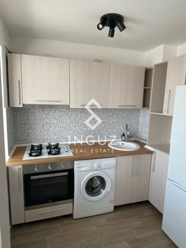 Garsonieră de închiriat – Lacul Tei | Parcul Circului | Str. Opanez - Garsonieră de închiriat – Lacul Tei (Parcul Circului)

Preț: 380 € / lună

Locație: București – zona Lacul Tei, Strada Opanez

Specificații:

Suprafață utilă: 32 mp

Număr camere: 1 (garsonieră)

Compartimentare: Semidecomandat

Etaj: 6 / 8

An construcție: 1977 – 1990

Stare: Renovata, mobilată, gata de mutat

Descriere:

Inguz Real Estate vă propune spre închiriere o garsonieră modernă, situată în zona Lacul Tei, la câteva minute de Parcul Circului.

Garsoniera este complet renovată, mobilată și utilată, fiind pregătită pentru mutare imediată. Oferă un spațiu practic și confortabil, ideal pentru o persoană sau un cuplu.

Dotări:
– Aer condiționat
– Mașină de spălat rufe
– Frigider
– Cuptor cu microunde
– Aragaz + hotă
– Smart TV
– Bucătărie complet echipată

Locația:
Locație excelentă, cu acces rapid către:
– Parcul Circului
– Lacul Tei
– Kaufland, Mega Image, Billa
– Restaurante și cafenele
– Transport public (STB și conexiuni rapide către metrou)

Ideal pentru:
Locuire personală sau cuplu, într-o zonă liniștită și bine conectată la oraș.

Disponibilitate: Imediat

Preț: 380 € / lună

Comision agenție: 50% din prima lună de chirie
