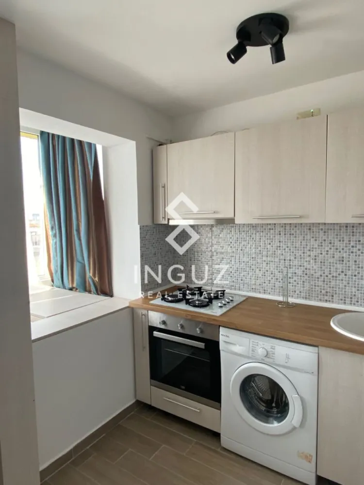 Garsonieră de închiriat – Lacul Tei | Parcul Circului | Str. Opanez - Garsonieră de închiriat – Lacul Tei (Parcul Circului)

Preț: 380 € / lună

Locație: București – zona Lacul Tei, Strada Opanez

Specificații:

Suprafață utilă: 32 mp

Număr camere: 1 (garsonieră)

Compartimentare: Semidecomandat

Etaj: 6 / 8

An construcție: 1977 – 1990

Stare: Renovata, mobilată, gata de mutat

Descriere:

Inguz Real Estate vă propune spre închiriere o garsonieră modernă, situată în zona Lacul Tei, la câteva minute de Parcul Circului.

Garsoniera este complet renovată, mobilată și utilată, fiind pregătită pentru mutare imediată. Oferă un spațiu practic și confortabil, ideal pentru o persoană sau un cuplu.

Dotări:
– Aer condiționat
– Mașină de spălat rufe
– Frigider
– Cuptor cu microunde
– Aragaz + hotă
– Smart TV
– Bucătărie complet echipată

Locația:
Locație excelentă, cu acces rapid către:
– Parcul Circului
– Lacul Tei
– Kaufland, Mega Image, Billa
– Restaurante și cafenele
– Transport public (STB și conexiuni rapide către metrou)

Ideal pentru:
Locuire personală sau cuplu, într-o zonă liniștită și bine conectată la oraș.

Disponibilitate: Imediat

Preț: 380 € / lună

Comision agenție: 50% din prima lună de chirie