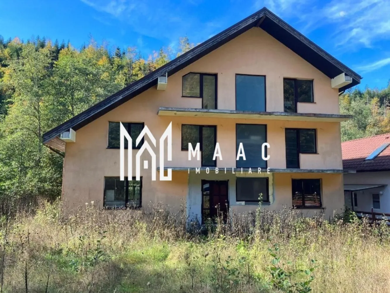 Casaindividuala | 480 Mp | Transfagarasan | Cartisoara - MAAC Imobiliare vă propune spre vânzare o oportunitate de investiție într-o pensiune / mini-hotel, pe care o puteți finaliza după propriul gust, amplasată într-o zonă extraordinară – pe malul pârâului Bâlea și la liziera pădurii, chiar pe Transfăgărășan, în zona turistică a comunei Cârțișoara, județul Sibiu.

Construcția a fost gândită pentru o pensiune P+2, cochetă, cu 13 camere, având următoarea configurație:

Parter:

spațiu pentru recepție și restaurant,
mini-salon de ceai / bar,
bucătărie,
grup sanitar,
1 cameră de serviciu / locuință pentru personal.

Etaj 1:

5 spații de cazare, configurate în 3 camere și 2 apartamente (fiecare apartament cu 2 camere).

Etaj 2:

3 camere, dintre care 2 studiouri mansardate,
mansardă cu balcon, destinată activităților recreative.

Fiecare spațiu de cazare dispune de balcon și baie proprie cu duș.

Clădirea este racordată la energie electrică.
Facilități: apă curentă și canalizare la poartă.

Stadiul construcției: la gri – cu instalațiile sanitare și electrice efectuate, geamuri termopan montate, băi parțial placate cu gresie și faianță, obiecte sanitare achiziționate (nemontate).

Terenul aferent are o suprafață de aproximativ 900 mp, cu intrare directă de pe Transfăgărășan și ieșire spre pârâu și pădure.

Pentru mai multe detalii sau pentru a programa o vizionare, vă rugăm să ne contactați, menționând ID:CP2795106