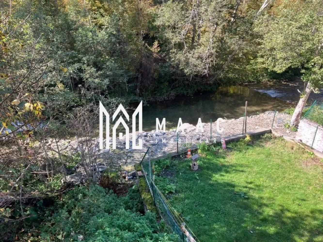 Casaindividuala | 480 Mp | Transfagarasan | Cartisoara - MAAC Imobiliare vă propune spre vânzare o oportunitate de investiție într-o pensiune / mini-hotel, pe care o puteți finaliza după propriul gust, amplasată într-o zonă extraordinară – pe malul pârâului Bâlea și la liziera pădurii, chiar pe Transfăgărășan, în zona turistică a comunei Cârțișoara, județul Sibiu.

Construcția a fost gândită pentru o pensiune P+2, cochetă, cu 13 camere, având următoarea configurație:

Parter:

spațiu pentru recepție și restaurant,
mini-salon de ceai / bar,
bucătărie,
grup sanitar,
1 cameră de serviciu / locuință pentru personal.

Etaj 1:

5 spații de cazare, configurate în 3 camere și 2 apartamente (fiecare apartament cu 2 camere).

Etaj 2:

3 camere, dintre care 2 studiouri mansardate,
mansardă cu balcon, destinată activităților recreative.

Fiecare spațiu de cazare dispune de balcon și baie proprie cu duș.

Clădirea este racordată la energie electrică.
Facilități: apă curentă și canalizare la poartă.

Stadiul construcției: la gri – cu instalațiile sanitare și electrice efectuate, geamuri termopan montate, băi parțial placate cu gresie și faianță, obiecte sanitare achiziționate (nemontate).

Terenul aferent are o suprafață de aproximativ 900 mp, cu intrare directă de pe Transfăgărășan și ieșire spre pârâu și pădure.

Pentru mai multe detalii sau pentru a programa o vizionare, vă rugăm să ne contactați, menționând ID:CP2795106