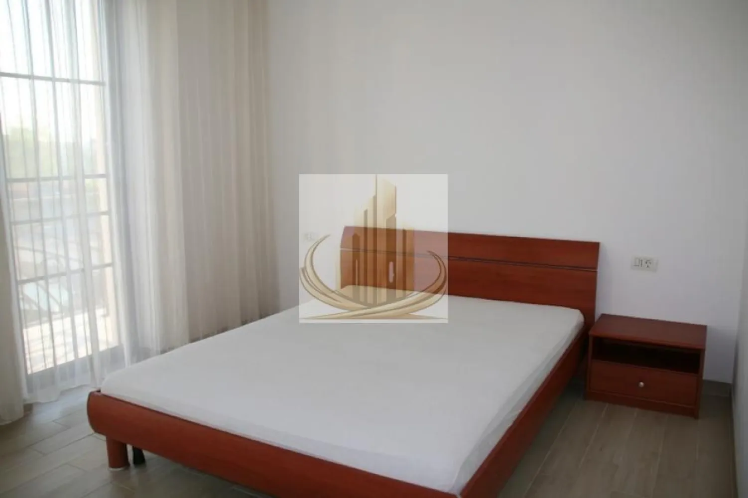 2 Camere Modern | Ansamblu rezidential nou | Parcare | Zonă Kaufland - Grand Mobilis Imobiliare vă propune spre închiriere un apartament modern cu 2 camere, situat într-un ansamblu rezidențial nou (construcție 2018), în zona Kaufland – una dintre cele mai bine poziționate și căutate zone.

Apartamentul se remarcă prin compartimentarea eficientă, dotările moderne și poziția excelentă, fiind ideal pentru un cuplu.

📐 Detalii proprietate:
Apartament cu 2 camere, situat în vilă
Compartimentare practică și spații bine optimizate
Dormitor cu terasă proprie
Loc de parcare inclus
🏢 Dotări și beneficii:
Centrală proprie + încălzire în pardoseală
Aer condiționat
Bucătărie IKEA complet echipată: cuptor, plită, mașină de spălat vase, microunde, hotă, frigider
Living mobilat IKEA, canapea 4 locuri, TV
Videointerfon
Ansamblu modern, bine întreținut

👉 Spațiul exterior este un spațiu de agrement al ansamblului, nu curte comună clasică – oferă confort și relaxare fără grija întreținerii.

📍 Locație – punct forte:
Zonă liniștită de case, dar foarte bine conectată
În imediata apropiere: mijloace de transport, magazine, restaurante, cafenele
Aproape de Kaufland și alte puncte de interes
Brutăria/patiseria Fropin în zonă
La doar câteva minute de pădure – ideal pentru plimbări și relaxare
Acces facil către principalele artere ale orașului
💼 Potrivit pentru:

✔️ Cupluri, care își doresc confort, liniște și acces rapid către oraș

📞 Pentru mai multe detalii și programarea unei vizionări, echipa Grand Mobilis Imobiliare vă stă la dispoziție
ID Intern: CP3052483
