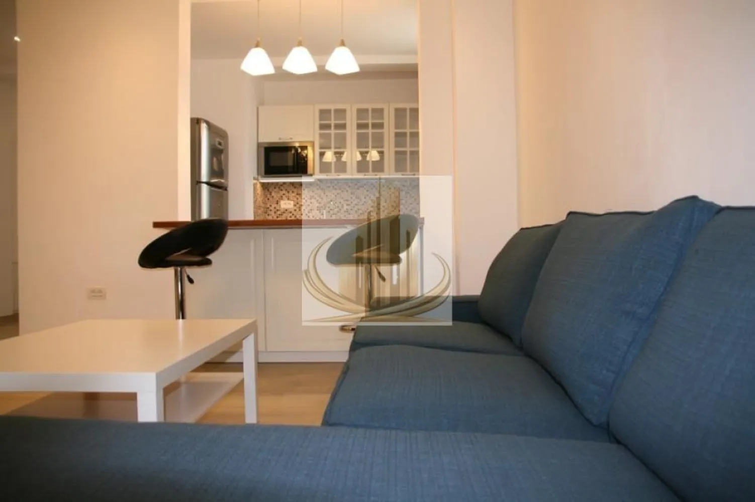 2 Camere Modern | Ansamblu rezidential nou | Parcare | Zonă Kaufland - Grand Mobilis Imobiliare vă propune spre închiriere un apartament modern cu 2 camere, situat într-un ansamblu rezidențial nou (construcție 2018), în zona Kaufland – una dintre cele mai bine poziționate și căutate zone.

Apartamentul se remarcă prin compartimentarea eficientă, dotările moderne și poziția excelentă, fiind ideal pentru un cuplu.

📐 Detalii proprietate:
Apartament cu 2 camere, situat în vilă
Compartimentare practică și spații bine optimizate
Dormitor cu terasă proprie
Loc de parcare inclus
🏢 Dotări și beneficii:
Centrală proprie + încălzire în pardoseală
Aer condiționat
Bucătărie IKEA complet echipată: cuptor, plită, mașină de spălat vase, microunde, hotă, frigider
Living mobilat IKEA, canapea 4 locuri, TV
Videointerfon
Ansamblu modern, bine întreținut

👉 Spațiul exterior este un spațiu de agrement al ansamblului, nu curte comună clasică – oferă confort și relaxare fără grija întreținerii.

📍 Locație – punct forte:
Zonă liniștită de case, dar foarte bine conectată
În imediata apropiere: mijloace de transport, magazine, restaurante, cafenele
Aproape de Kaufland și alte puncte de interes
Brutăria/patiseria Fropin în zonă
La doar câteva minute de pădure – ideal pentru plimbări și relaxare
Acces facil către principalele artere ale orașului
💼 Potrivit pentru:

✔️ Cupluri, care își doresc confort, liniște și acces rapid către oraș

📞 Pentru mai multe detalii și programarea unei vizionări, echipa Grand Mobilis Imobiliare vă stă la dispoziție
ID Intern: CP3052483