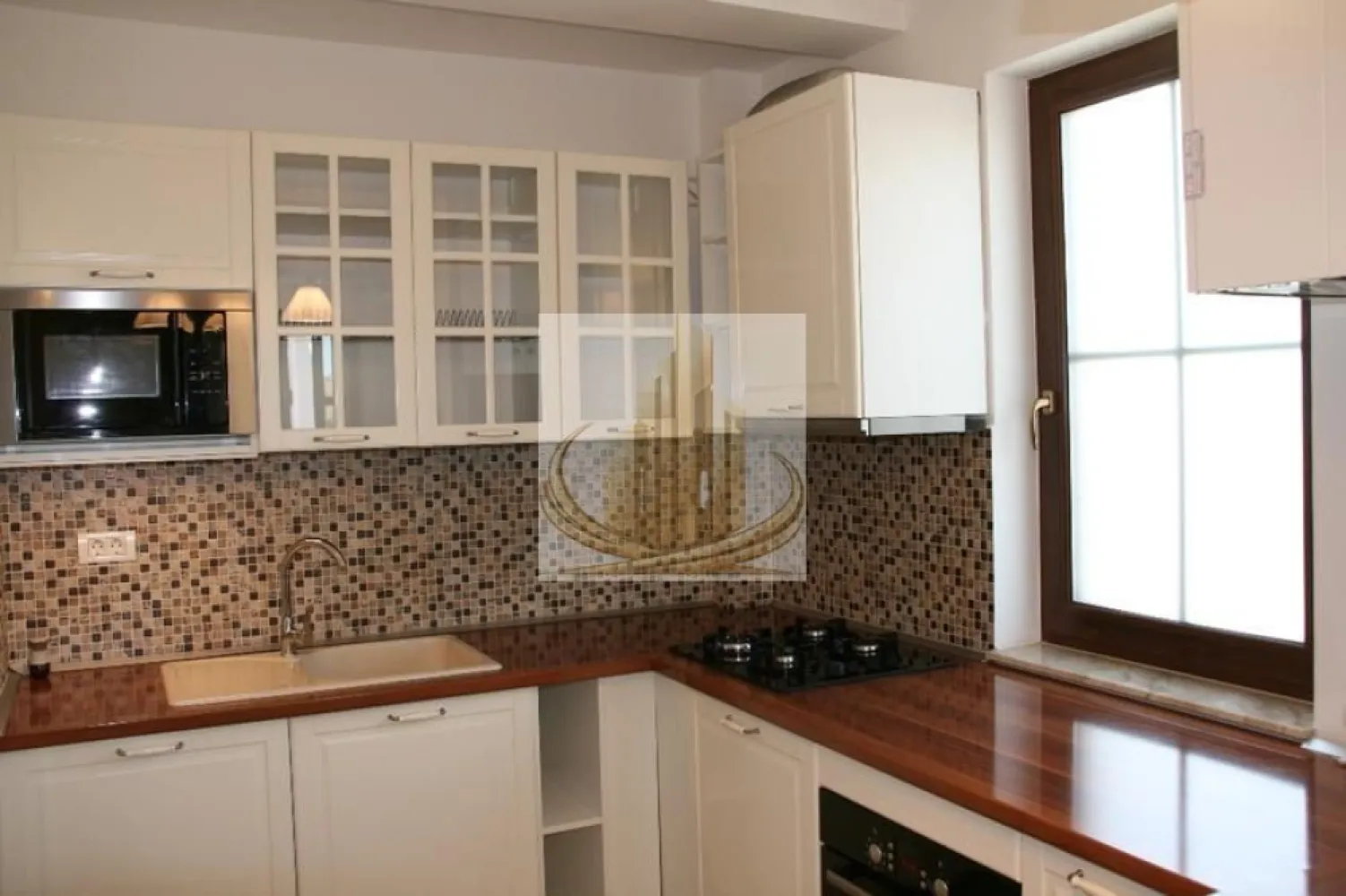 2 Camere Modern | Ansamblu rezidential nou | Parcare | Zonă Kaufland - Grand Mobilis Imobiliare vă propune spre închiriere un apartament modern cu 2 camere, situat într-un ansamblu rezidențial nou (construcție 2018), în zona Kaufland – una dintre cele mai bine poziționate și căutate zone.

Apartamentul se remarcă prin compartimentarea eficientă, dotările moderne și poziția excelentă, fiind ideal pentru un cuplu.

📐 Detalii proprietate:
Apartament cu 2 camere, situat în vilă
Compartimentare practică și spații bine optimizate
Dormitor cu terasă proprie
Loc de parcare inclus
🏢 Dotări și beneficii:
Centrală proprie + încălzire în pardoseală
Aer condiționat
Bucătărie IKEA complet echipată: cuptor, plită, mașină de spălat vase, microunde, hotă, frigider
Living mobilat IKEA, canapea 4 locuri, TV
Videointerfon
Ansamblu modern, bine întreținut

👉 Spațiul exterior este un spațiu de agrement al ansamblului, nu curte comună clasică – oferă confort și relaxare fără grija întreținerii.

📍 Locație – punct forte:
Zonă liniștită de case, dar foarte bine conectată
În imediata apropiere: mijloace de transport, magazine, restaurante, cafenele
Aproape de Kaufland și alte puncte de interes
Brutăria/patiseria Fropin în zonă
La doar câteva minute de pădure – ideal pentru plimbări și relaxare
Acces facil către principalele artere ale orașului
💼 Potrivit pentru:

✔️ Cupluri, care își doresc confort, liniște și acces rapid către oraș

📞 Pentru mai multe detalii și programarea unei vizionări, echipa Grand Mobilis Imobiliare vă stă la dispoziție
ID Intern: CP3052483