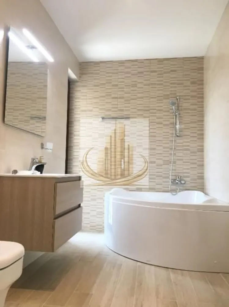 2 Camere Modern | Ansamblu rezidential nou | Parcare | Zonă Kaufland - Grand Mobilis Imobiliare vă propune spre închiriere un apartament modern cu 2 camere, situat într-un ansamblu rezidențial nou (construcție 2018), în zona Kaufland – una dintre cele mai bine poziționate și căutate zone.

Apartamentul se remarcă prin compartimentarea eficientă, dotările moderne și poziția excelentă, fiind ideal pentru un cuplu.

📐 Detalii proprietate:
Apartament cu 2 camere, situat în vilă
Compartimentare practică și spații bine optimizate
Dormitor cu terasă proprie
Loc de parcare inclus
🏢 Dotări și beneficii:
Centrală proprie + încălzire în pardoseală
Aer condiționat
Bucătărie IKEA complet echipată: cuptor, plită, mașină de spălat vase, microunde, hotă, frigider
Living mobilat IKEA, canapea 4 locuri, TV
Videointerfon
Ansamblu modern, bine întreținut

👉 Spațiul exterior este un spațiu de agrement al ansamblului, nu curte comună clasică – oferă confort și relaxare fără grija întreținerii.

📍 Locație – punct forte:
Zonă liniștită de case, dar foarte bine conectată
În imediata apropiere: mijloace de transport, magazine, restaurante, cafenele
Aproape de Kaufland și alte puncte de interes
Brutăria/patiseria Fropin în zonă
La doar câteva minute de pădure – ideal pentru plimbări și relaxare
Acces facil către principalele artere ale orașului
💼 Potrivit pentru:

✔️ Cupluri, care își doresc confort, liniște și acces rapid către oraș

📞 Pentru mai multe detalii și programarea unei vizionări, echipa Grand Mobilis Imobiliare vă stă la dispoziție
ID Intern: CP3052483