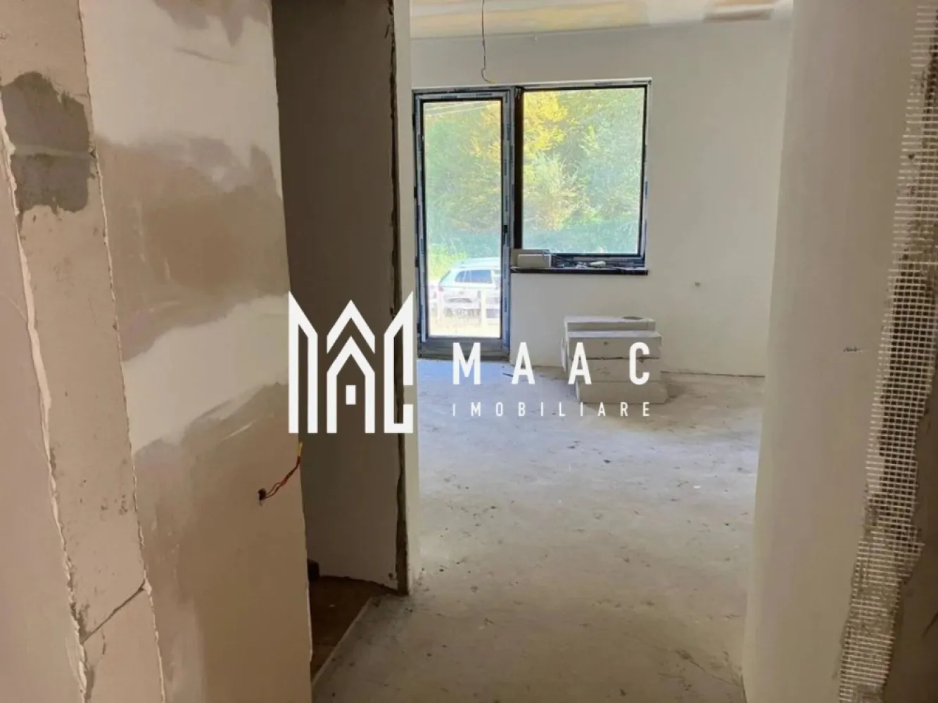 Casaindividuala | 480 Mp | Transfagarasan | Cartisoara - MAAC Imobiliare vă propune spre vânzare o oportunitate de investiție într-o pensiune / mini-hotel, pe care o puteți finaliza după propriul gust, amplasată într-o zonă extraordinară – pe malul pârâului Bâlea și la liziera pădurii, chiar pe Transfăgărășan, în zona turistică a comunei Cârțișoara, județul Sibiu.

Construcția a fost gândită pentru o pensiune P+2, cochetă, cu 13 camere, având următoarea configurație:

Parter:

spațiu pentru recepție și restaurant,
mini-salon de ceai / bar,
bucătărie,
grup sanitar,
1 cameră de serviciu / locuință pentru personal.

Etaj 1:

5 spații de cazare, configurate în 3 camere și 2 apartamente (fiecare apartament cu 2 camere).

Etaj 2:

3 camere, dintre care 2 studiouri mansardate,
mansardă cu balcon, destinată activităților recreative.

Fiecare spațiu de cazare dispune de balcon și baie proprie cu duș.

Clădirea este racordată la energie electrică.
Facilități: apă curentă și canalizare la poartă.

Stadiul construcției: la gri – cu instalațiile sanitare și electrice efectuate, geamuri termopan montate, băi parțial placate cu gresie și faianță, obiecte sanitare achiziționate (nemontate).

Terenul aferent are o suprafață de aproximativ 900 mp, cu intrare directă de pe Transfăgărășan și ieșire spre pârâu și pădure.

Pentru mai multe detalii sau pentru a programa o vizionare, vă rugăm să ne contactați, menționând ID:CP2795106