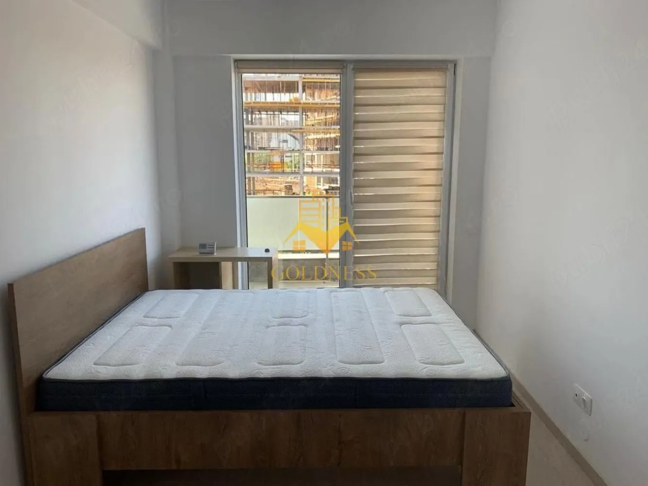 2 camere semidecomandate, balcon, parcare, Intre Lacuri, Iulius Mall - GOLDNESS Imobiliare vă propune spre închiriere un apartament cu 2 camere complet mobilat și utilat, la etajul 2 într-un imobil de 3 etaje, în Cartierul Intre Lacuri.
Dispune de loc de parcare subteran contra cost 60 euro!
Se află în apropierea stațiilor de transport în comun, magazine, restaurante, spații verzi, farmacii, etc. 

Apartamentul este compartimentat astfel:
 - dormitor cu pat matrimonial, dressing, noptiere
 - living cu bucatarie open space complet utilată și mobilată, canapea extensibilă, loc de servit masa 
 - baie cu cada, calorifer port prosop și dulap pentru depozitare.
 - balcon de 3 mp.

Imobilul este dotat cu toate cele necesare- centrală proprie, frigider, aragaz, hotă, mașină de spălat haine, etc. 

Dacă sunteți interesați de acest apartament și doriți să îl vizionați, dar și pentru alte oferte nu ezitați să ne contactați telefonic sau prin e-mail. Vă stăm la dispoziție!
Pentru intermediere se percepe un comision de 50% din prețul chiriei!