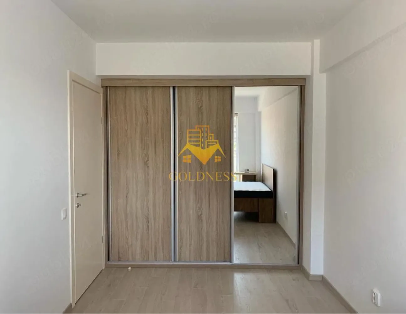 2 camere semidecomandate, balcon, parcare, Intre Lacuri, Iulius Mall - GOLDNESS Imobiliare vă propune spre închiriere un apartament cu 2 camere complet mobilat și utilat, la etajul 2 într-un imobil de 3 etaje, în Cartierul Intre Lacuri.
Dispune de loc de parcare subteran contra cost 60 euro!
Se află în apropierea stațiilor de transport în comun, magazine, restaurante, spații verzi, farmacii, etc. 

Apartamentul este compartimentat astfel:
 - dormitor cu pat matrimonial, dressing, noptiere
 - living cu bucatarie open space complet utilată și mobilată, canapea extensibilă, loc de servit masa 
 - baie cu cada, calorifer port prosop și dulap pentru depozitare.
 - balcon de 3 mp.

Imobilul este dotat cu toate cele necesare- centrală proprie, frigider, aragaz, hotă, mașină de spălat haine, etc. 

Dacă sunteți interesați de acest apartament și doriți să îl vizionați, dar și pentru alte oferte nu ezitați să ne contactați telefonic sau prin e-mail. Vă stăm la dispoziție!
Pentru intermediere se percepe un comision de 50% din prețul chiriei!
