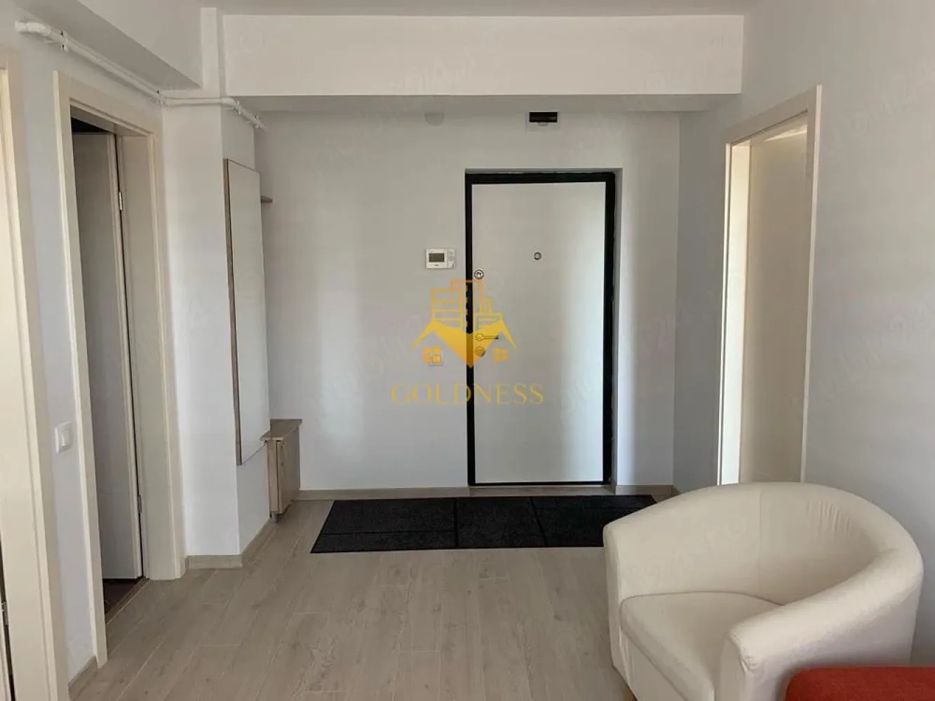 2 camere semidecomandate, balcon, parcare, Intre Lacuri, Iulius Mall - GOLDNESS Imobiliare vă propune spre închiriere un apartament cu 2 camere complet mobilat și utilat, la etajul 2 într-un imobil de 3 etaje, în Cartierul Intre Lacuri.
Dispune de loc de parcare subteran contra cost 60 euro!
Se află în apropierea stațiilor de transport în comun, magazine, restaurante, spații verzi, farmacii, etc. 

Apartamentul este compartimentat astfel:
 - dormitor cu pat matrimonial, dressing, noptiere
 - living cu bucatarie open space complet utilată și mobilată, canapea extensibilă, loc de servit masa 
 - baie cu cada, calorifer port prosop și dulap pentru depozitare.
 - balcon de 3 mp.

Imobilul este dotat cu toate cele necesare- centrală proprie, frigider, aragaz, hotă, mașină de spălat haine, etc. 

Dacă sunteți interesați de acest apartament și doriți să îl vizionați, dar și pentru alte oferte nu ezitați să ne contactați telefonic sau prin e-mail. Vă stăm la dispoziție!
Pentru intermediere se percepe un comision de 50% din prețul chiriei!