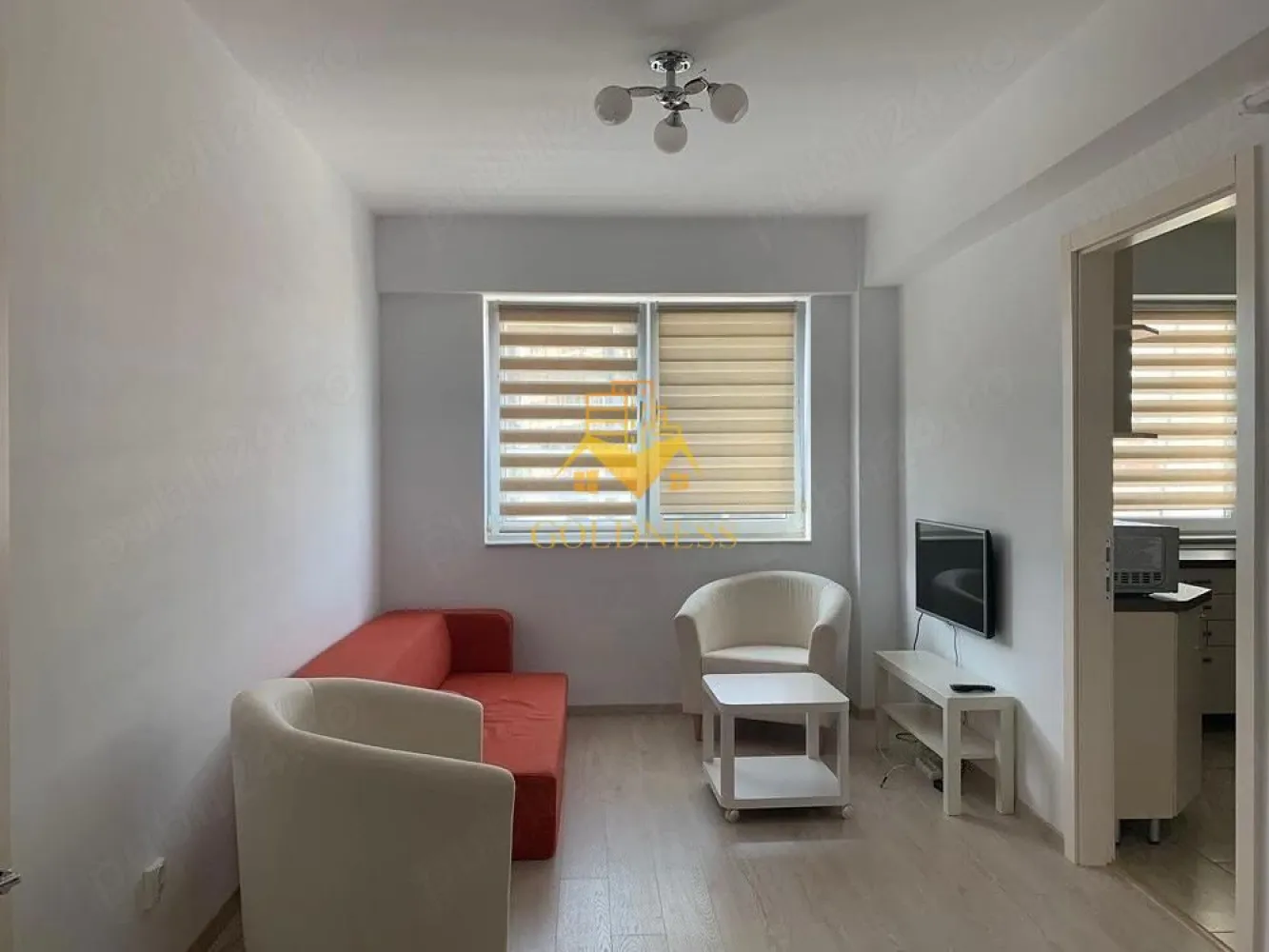 2 camere semidecomandate, balcon, parcare, Intre Lacuri, Iulius Mall - GOLDNESS Imobiliare vă propune spre închiriere un apartament cu 2 camere complet mobilat și utilat, la etajul 2 într-un imobil de 3 etaje, în Cartierul Intre Lacuri.
Dispune de loc de parcare subteran contra cost 60 euro!
Se află în apropierea stațiilor de transport în comun, magazine, restaurante, spații verzi, farmacii, etc. 

Apartamentul este compartimentat astfel:
 - dormitor cu pat matrimonial, dressing, noptiere
 - living cu bucatarie open space complet utilată și mobilată, canapea extensibilă, loc de servit masa 
 - baie cu cada, calorifer port prosop și dulap pentru depozitare.
 - balcon de 3 mp.

Imobilul este dotat cu toate cele necesare- centrală proprie, frigider, aragaz, hotă, mașină de spălat haine, etc. 

Dacă sunteți interesați de acest apartament și doriți să îl vizionați, dar și pentru alte oferte nu ezitați să ne contactați telefonic sau prin e-mail. Vă stăm la dispoziție!
Pentru intermediere se percepe un comision de 50% din prețul chiriei!